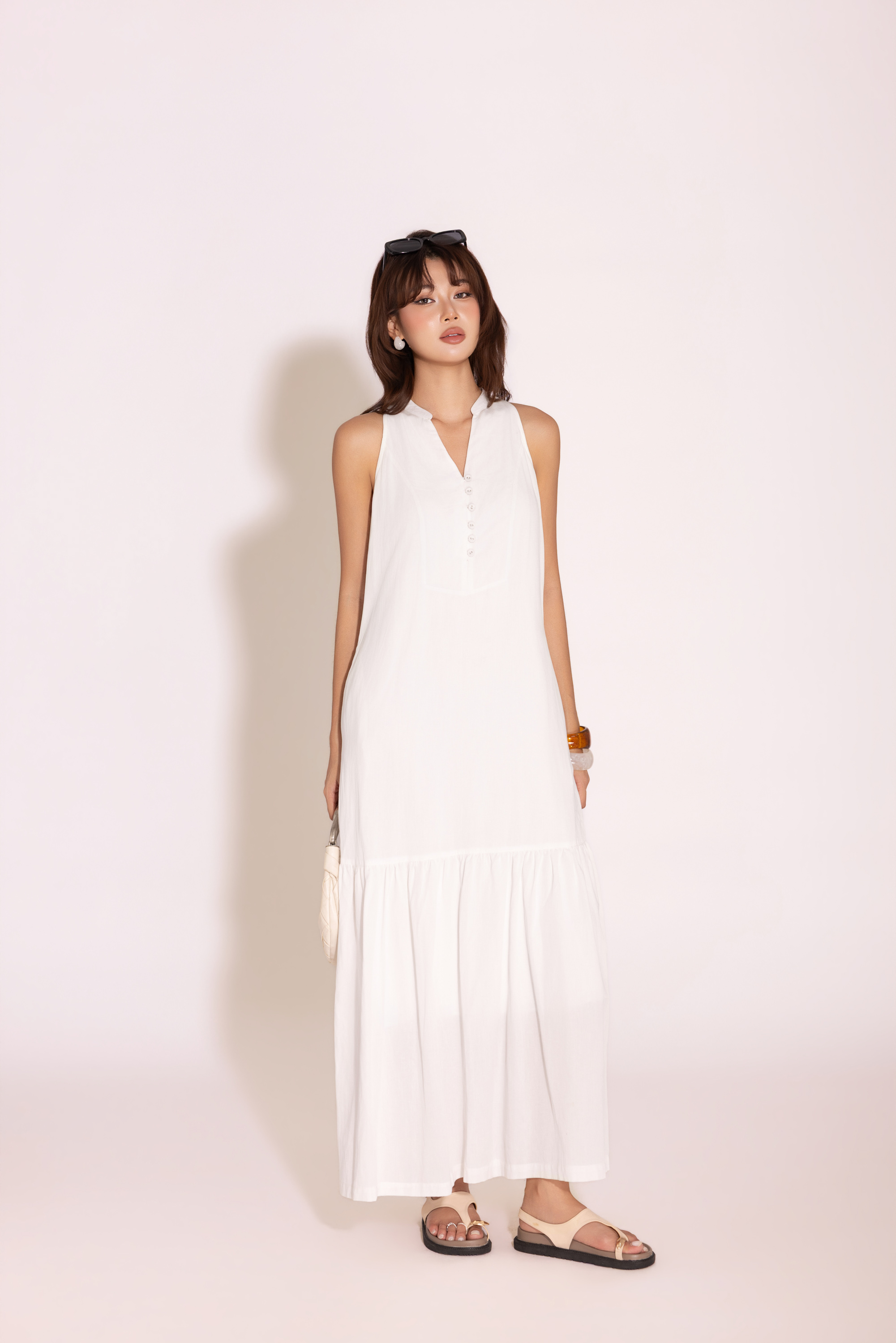 SWANLAKE | Váy Đầm Nữ Dài Suông Đuôi Cá Vải Linen Trơn Cổ Trụ Xẻ V Cài Nút Sát Nách Dạo Phố D13912LW02