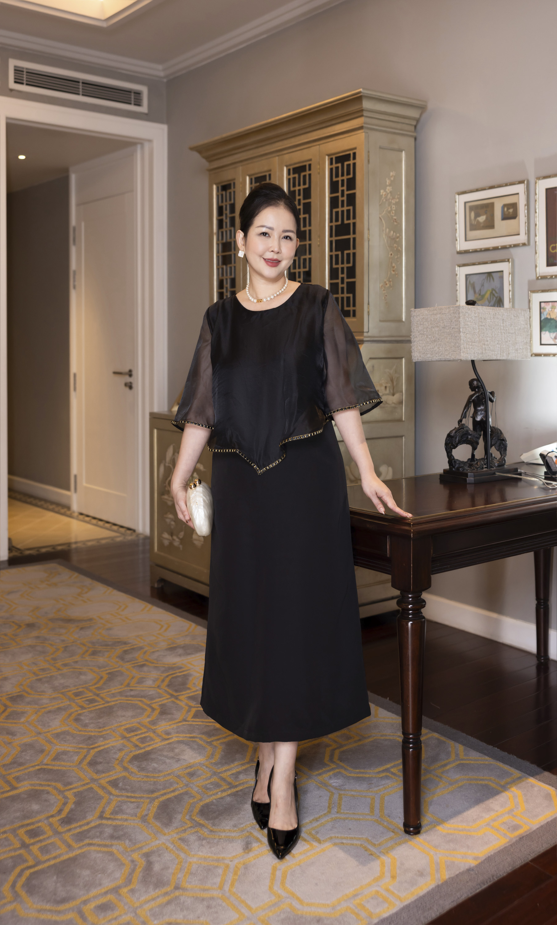 M COLLECTION | Váy Đầm Nữ Trung Niên Tặng Mẹ Phom Suông Cổ Tròn Lụa Dày Phối Choàng Tơ Hàn D13099LW01