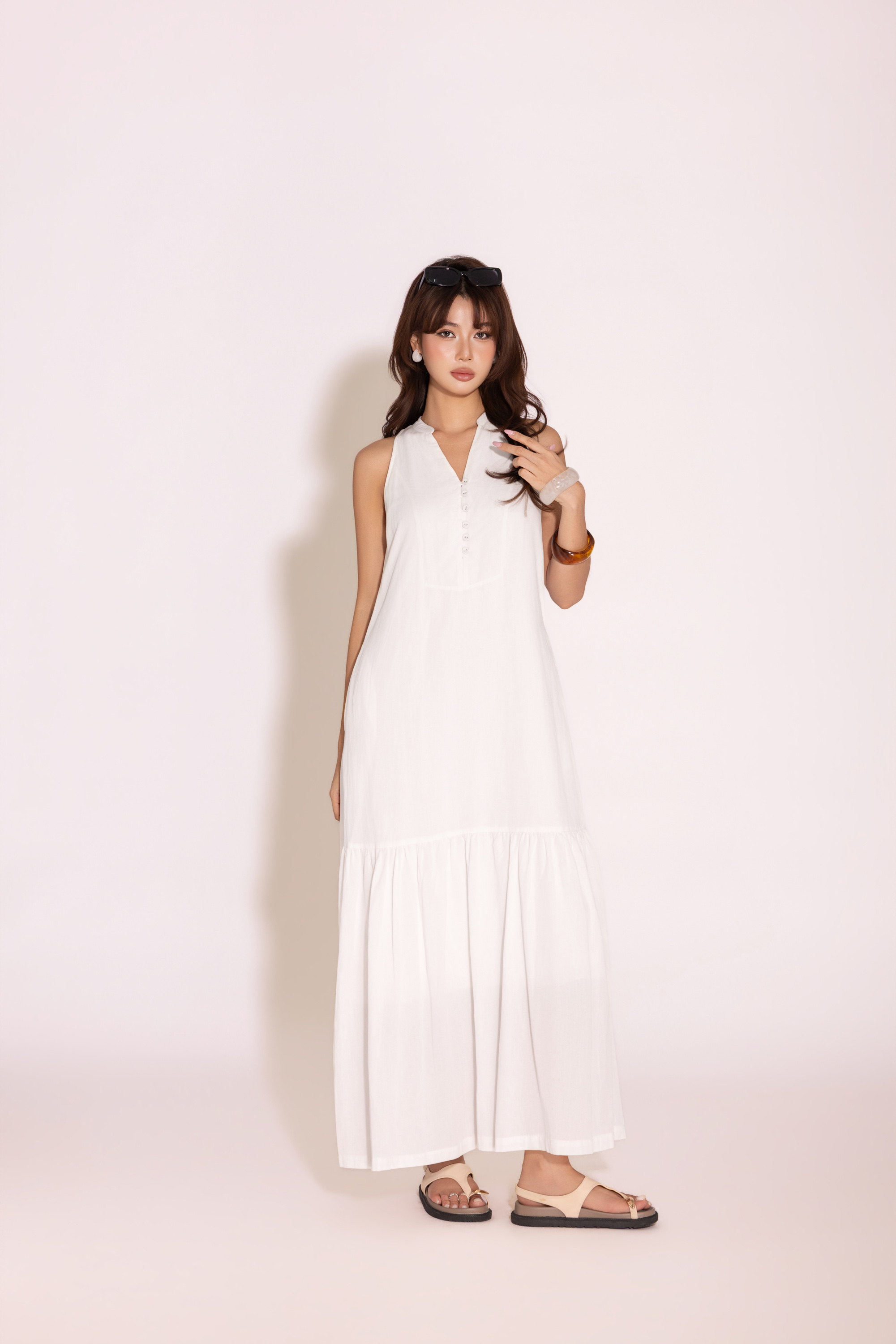 SWANLAKE | Váy Đầm Nữ Dài Suông Đuôi Cá Vải Linen Trơn Cổ Trụ Xẻ V Cài Nút Sát Nách Dạo Phố D13912LW02