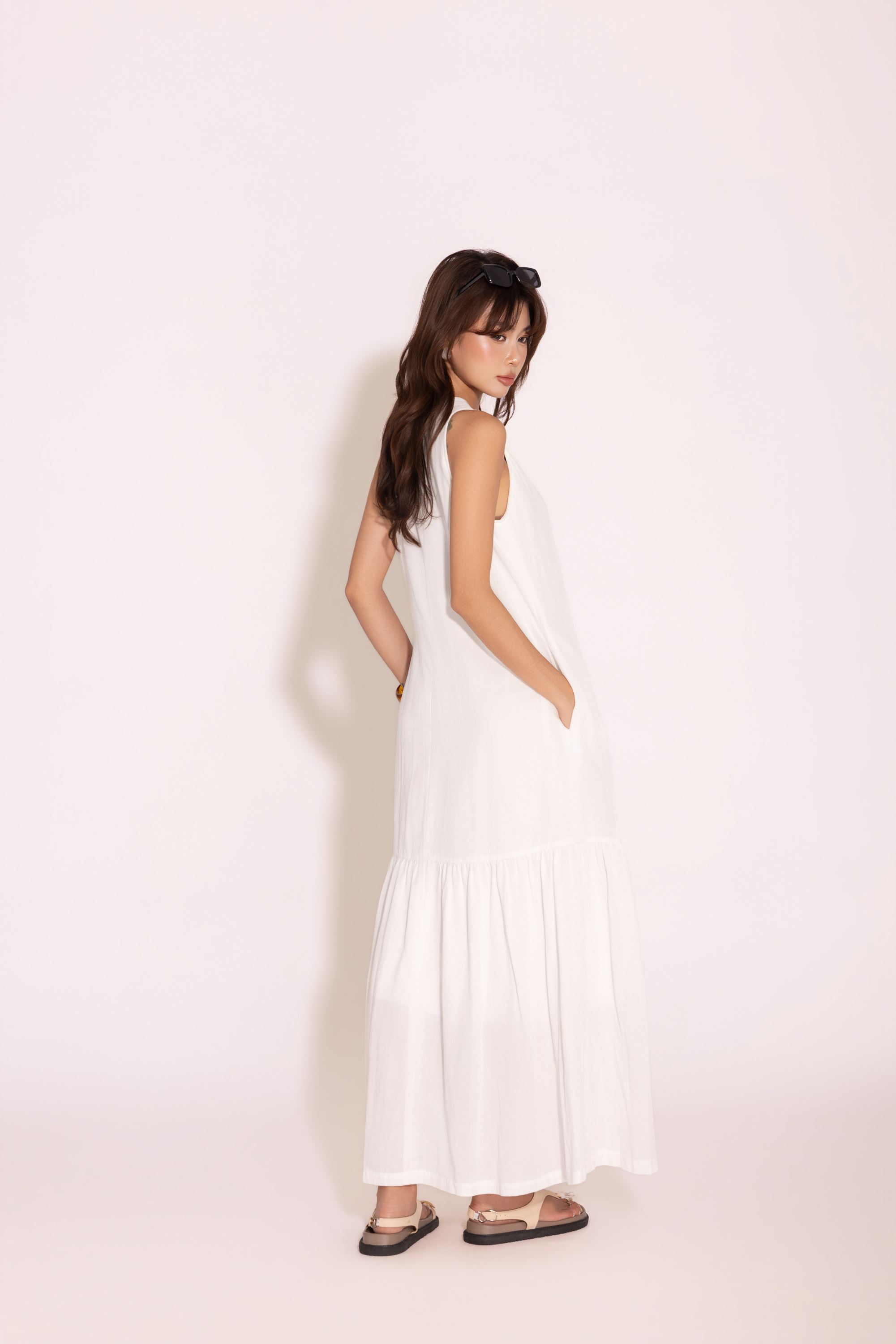SWANLAKE | Váy Đầm Nữ Dài Suông Đuôi Cá Vải Linen Trơn Cổ Trụ Xẻ V Cài Nút Sát Nách Dạo Phố D13912LW02