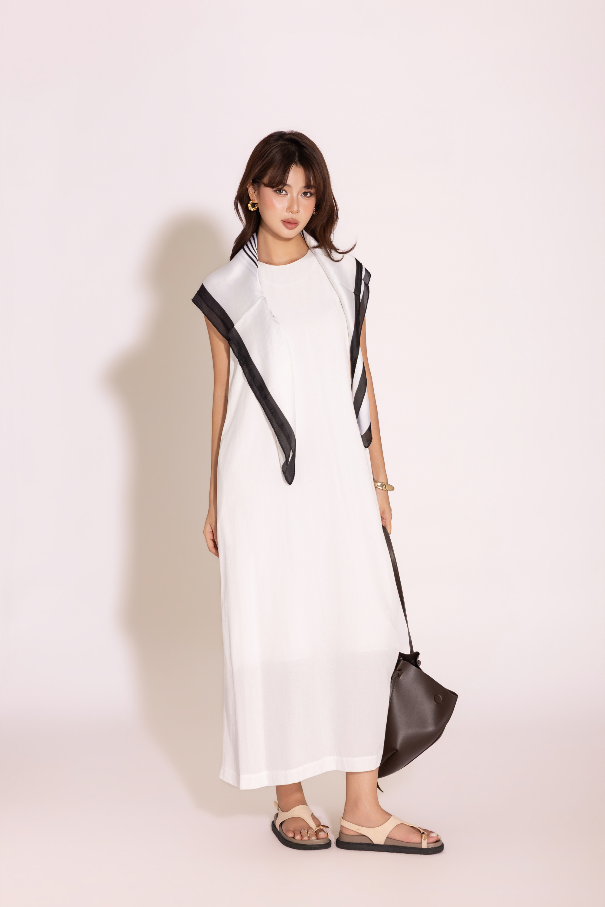 SWANLAKE | Váy Đầm Nữ Maxi Suông Sát Nách Cổ Yếm Vải Linen Trơn Hai Lớp Có Túi Dạo Phố D13877LW03