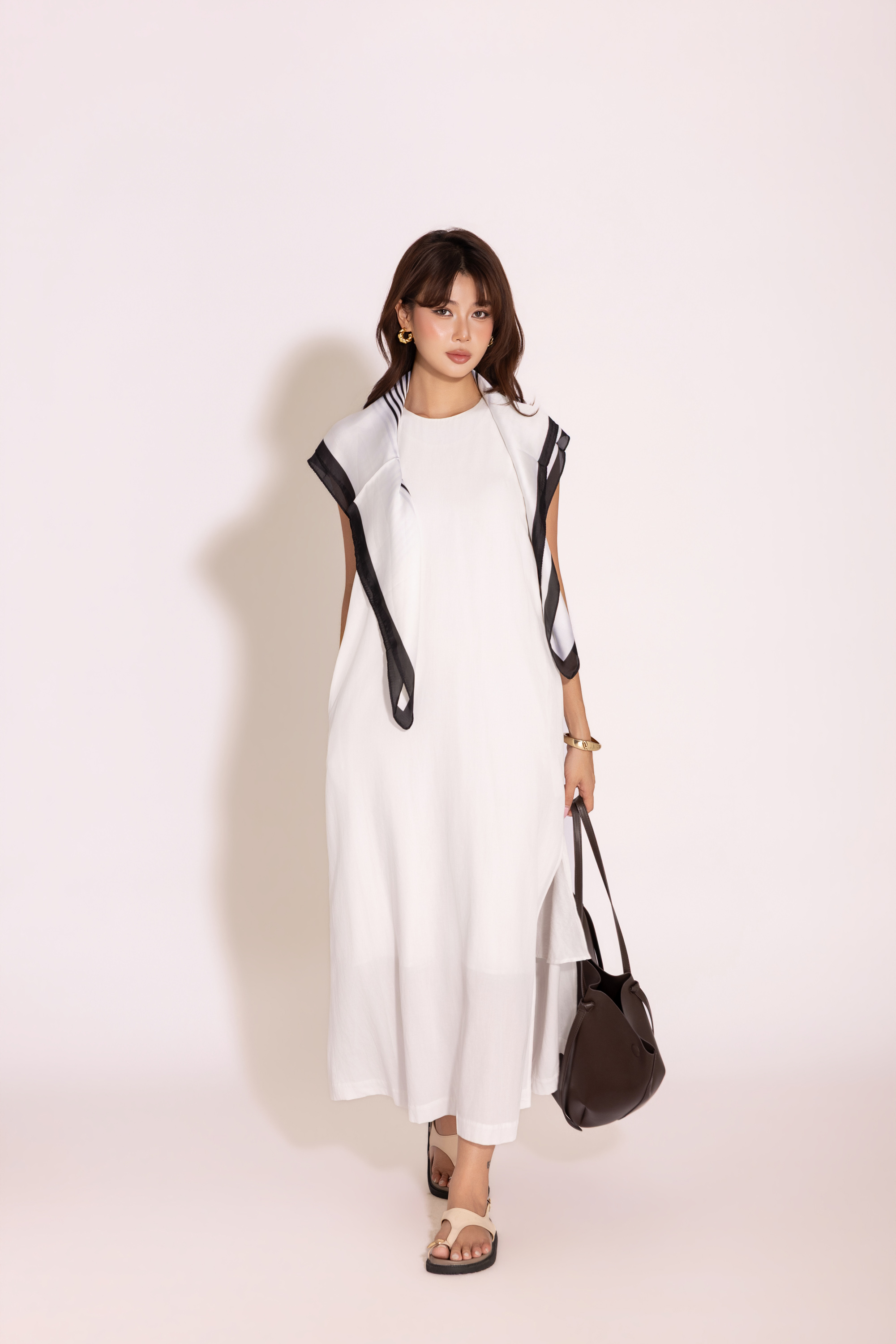 SWANLAKE | Váy Đầm Nữ Maxi Suông Sát Nách Cổ Yếm Vải Linen Trơn Hai Lớp Có Túi Dạo Phố D13877LW03