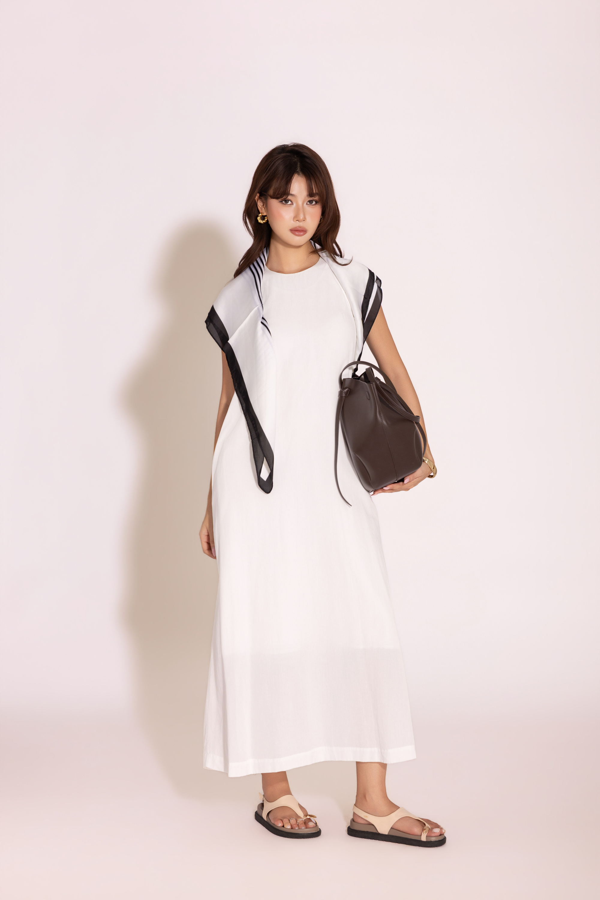 SWANLAKE | Váy Đầm Nữ Maxi Suông Sát Nách Cổ Yếm Vải Linen Trơn Hai Lớp Có Túi Dạo Phố D13877LW03