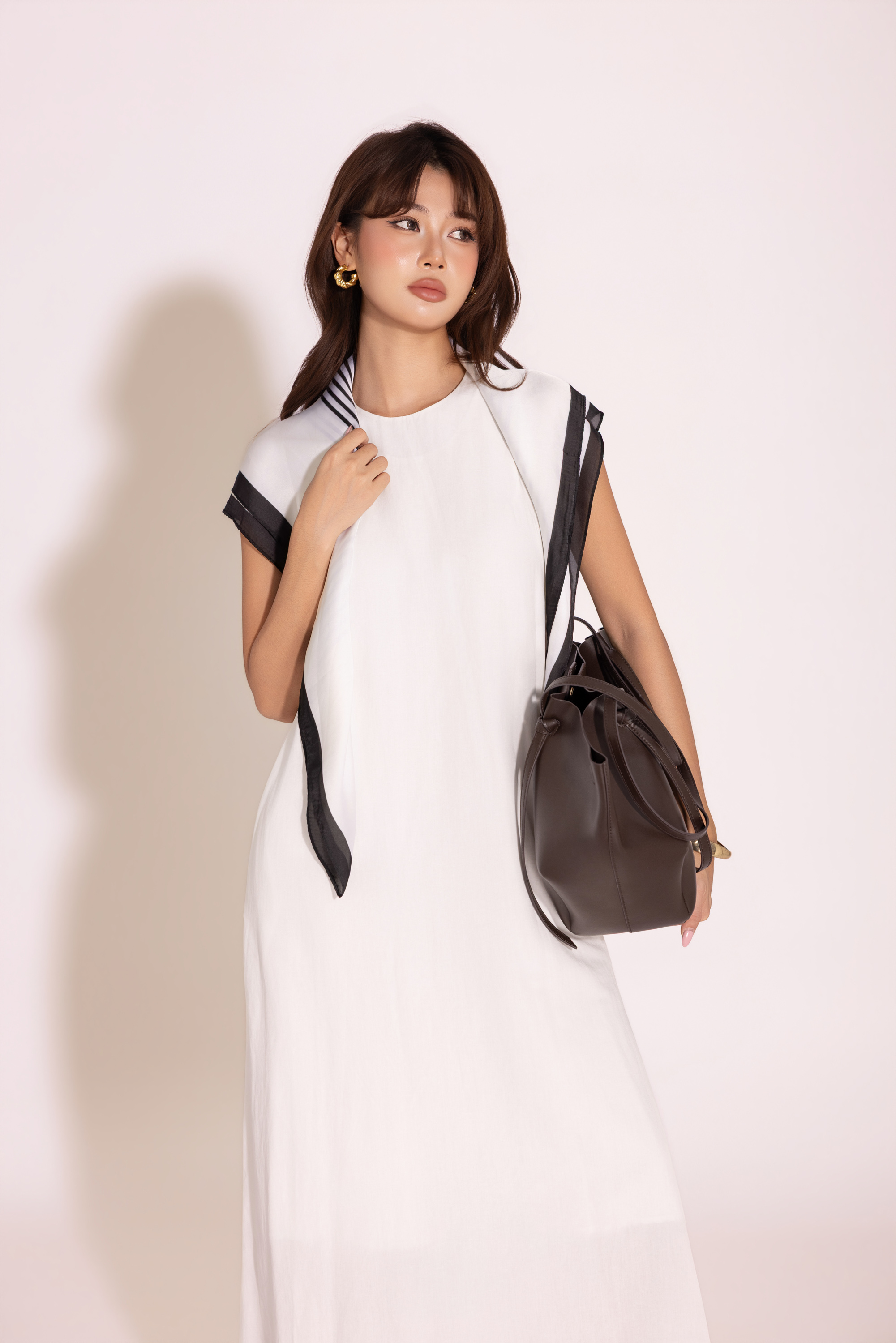 SWANLAKE | Váy Đầm Nữ Maxi Suông Sát Nách Cổ Yếm Vải Linen Trơn Hai Lớp Có Túi Dạo Phố D13877LW03