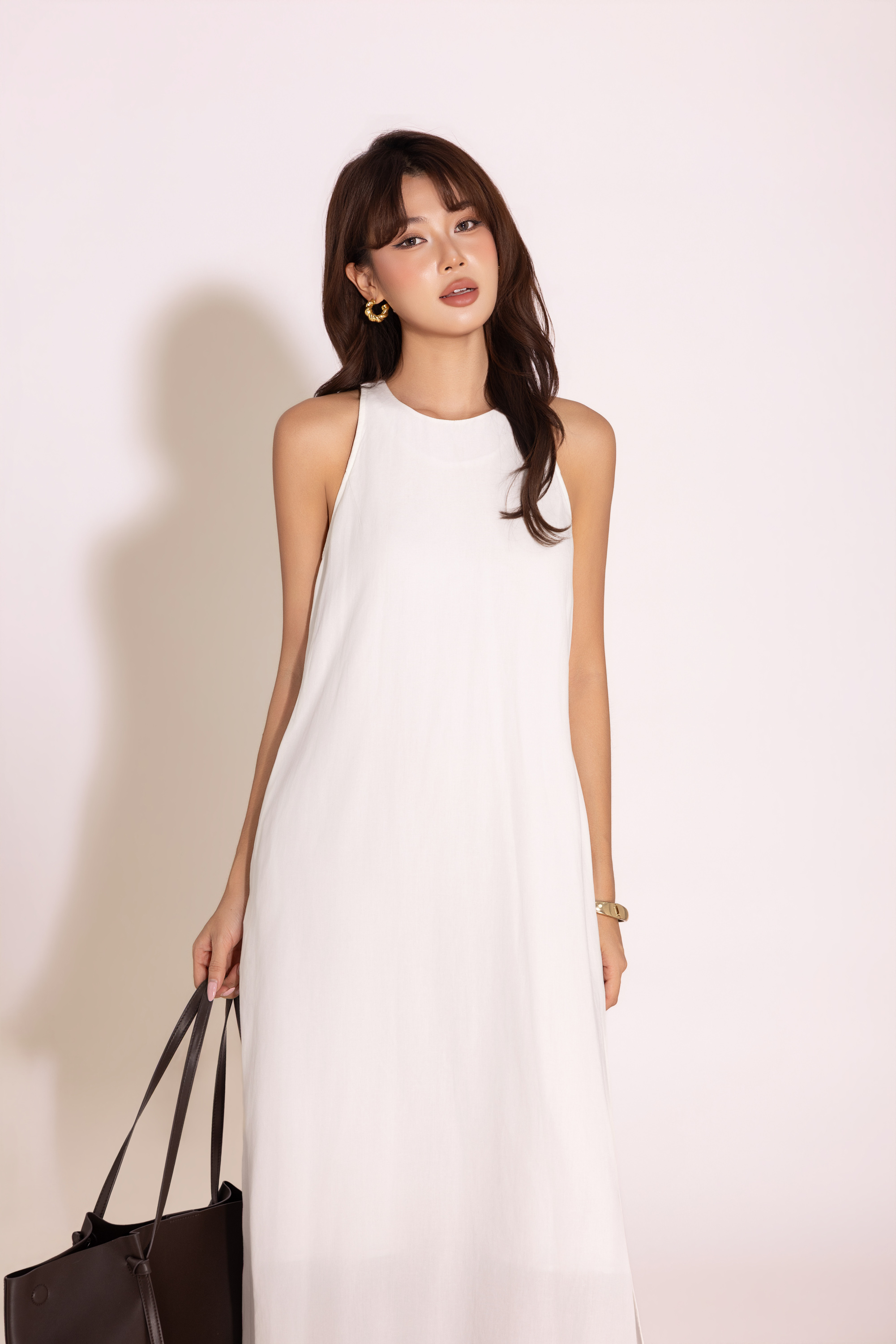 SWANLAKE | Váy Đầm Nữ Maxi Suông Sát Nách Cổ Yếm Vải Linen Trơn Hai Lớp Có Túi Dạo Phố D13877LW03