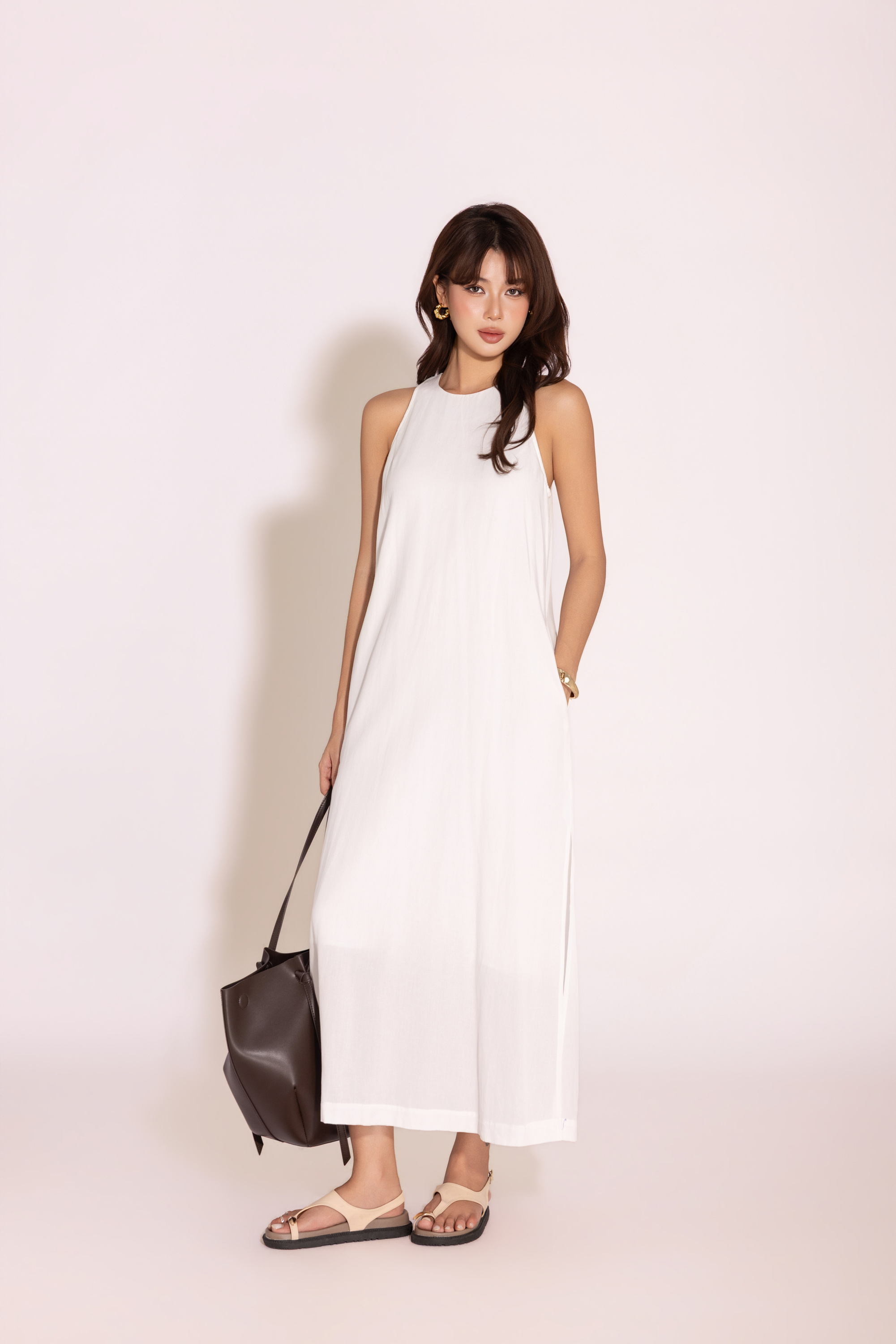 SWANLAKE | Váy Đầm Nữ Maxi Suông Sát Nách Cổ Yếm Vải Linen Trơn Hai Lớp Có Túi Dạo Phố D13877LW03