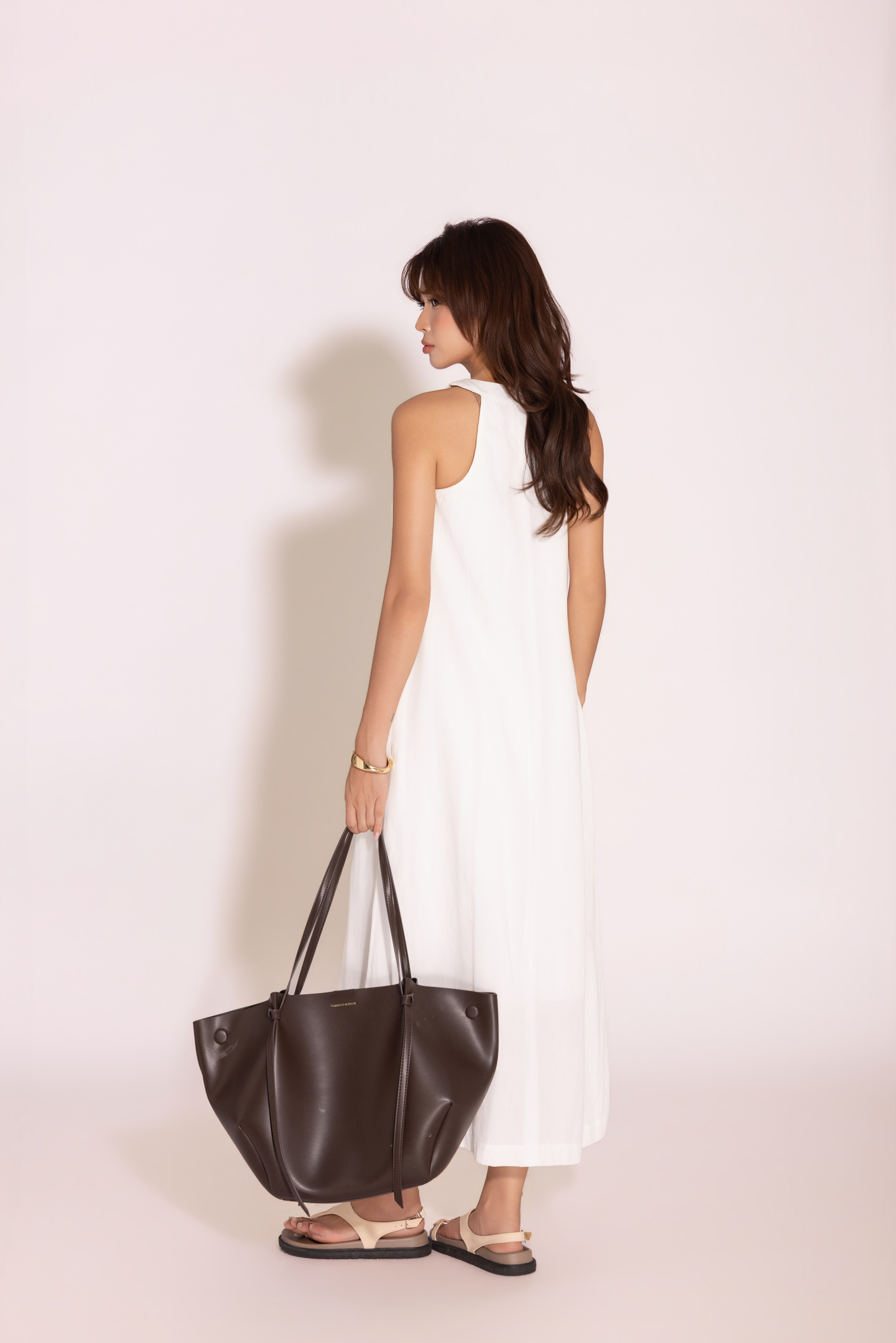 SWANLAKE | Váy Đầm Nữ Maxi Suông Sát Nách Cổ Yếm Vải Linen Trơn Hai Lớp Có Túi Dạo Phố D13877LW03