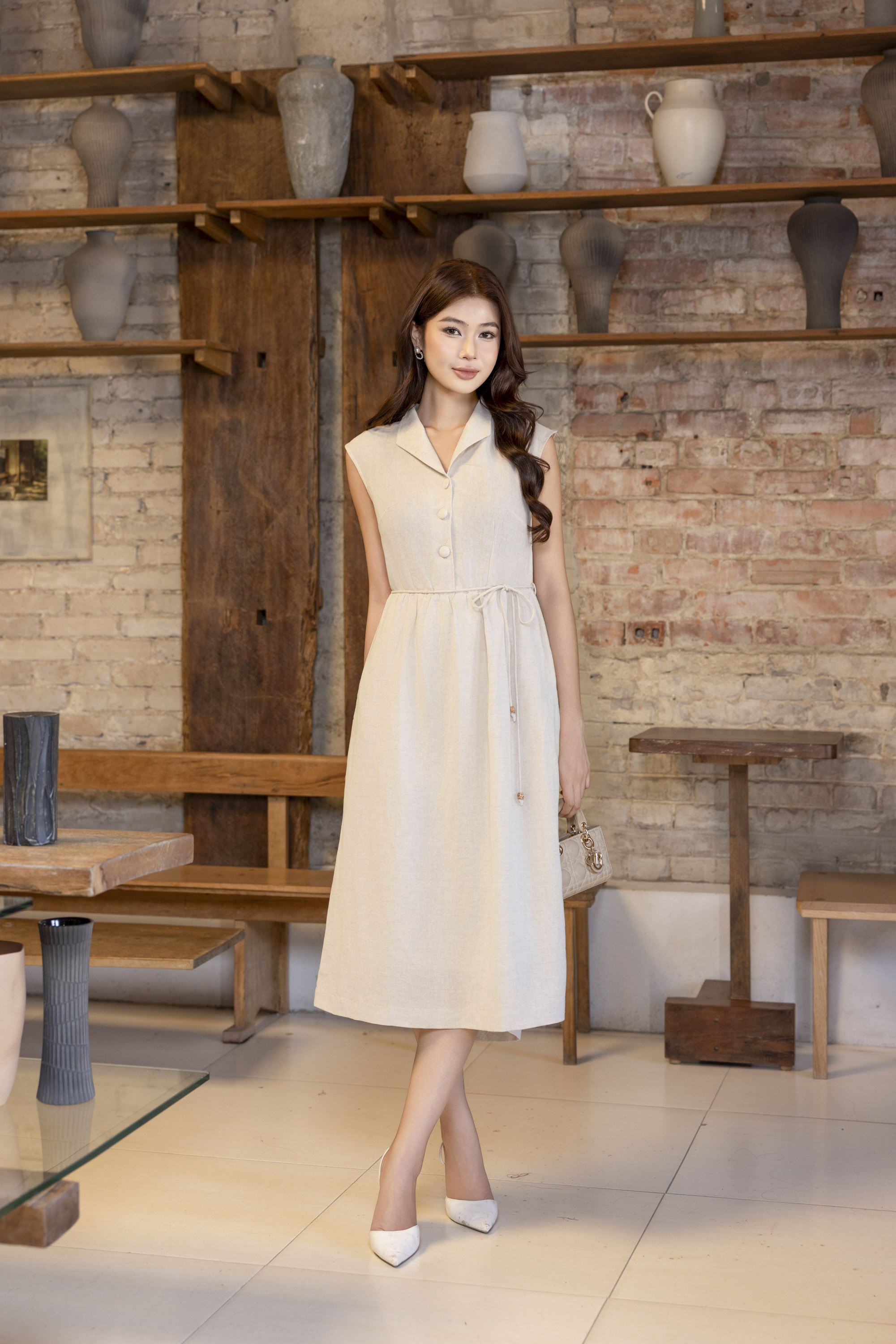 SWANLAKE | Váy Đầm Nữ Midi Sát Nách Cổ Sơ Mi Dây Thắt Eo Vải Linen Cao Cấp Thanh Lịch D13472LW01