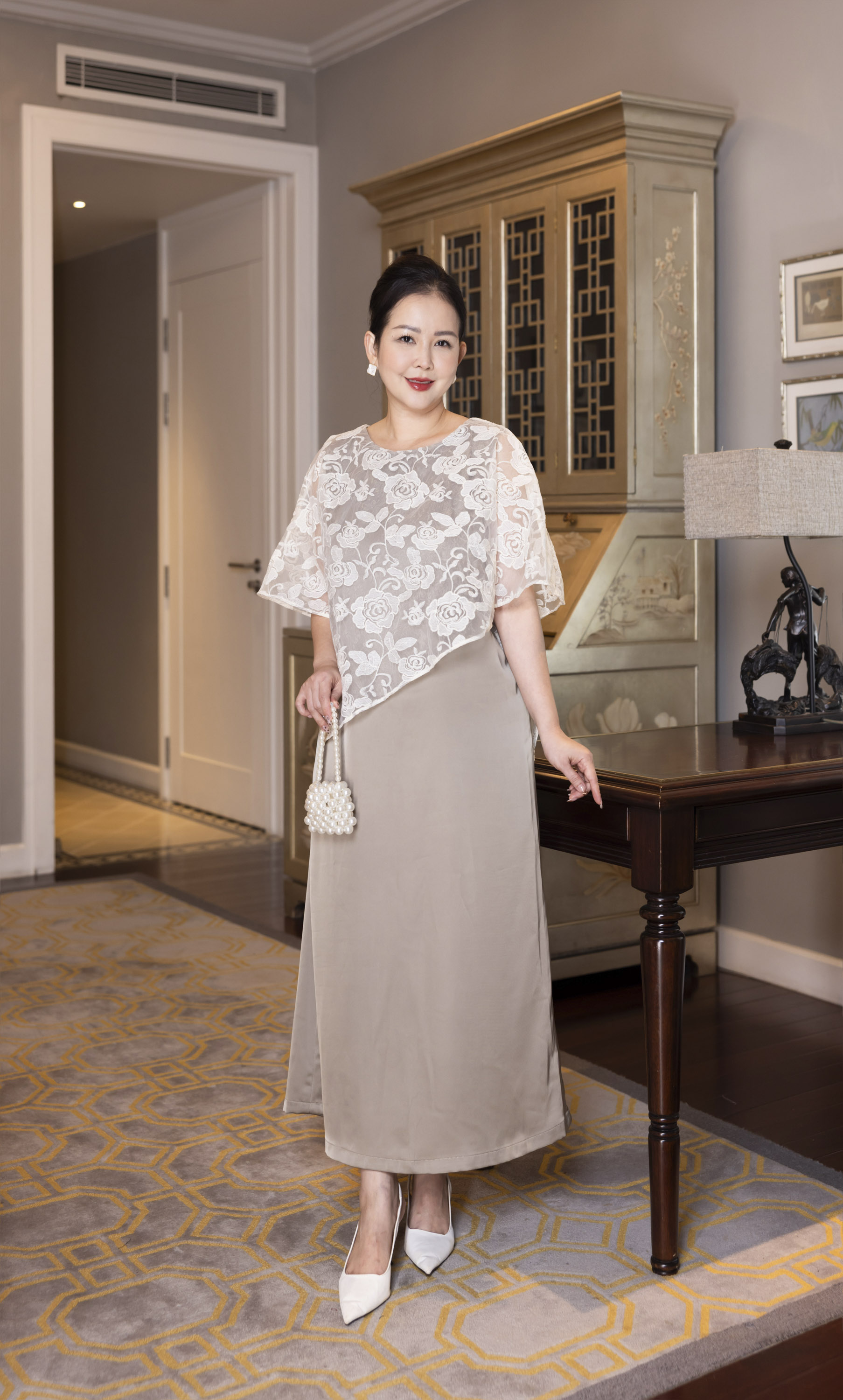 M COLLECTION | Váy Đầm Nữ Trung Niên Tặng Mẹ Cổ Tròn Lụa Mờ Phối Choàng Tơ Thêu Hoa Vạt Chéo D13221LW01