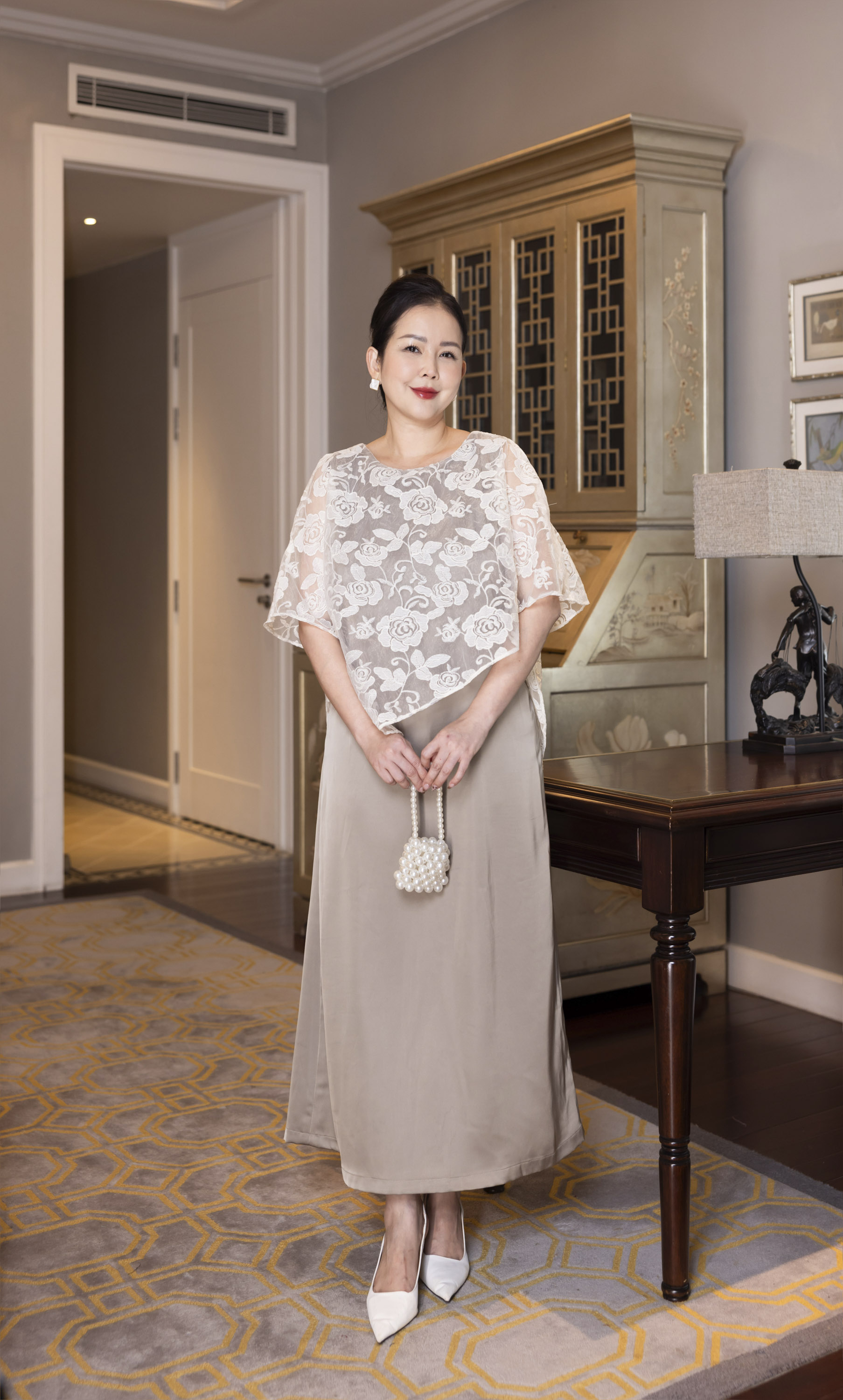 M COLLECTION | Váy Đầm Nữ Trung Niên Tặng Mẹ Cổ Tròn Lụa Mờ Phối Choàng Tơ Thêu Hoa Vạt Chéo D13221LW01