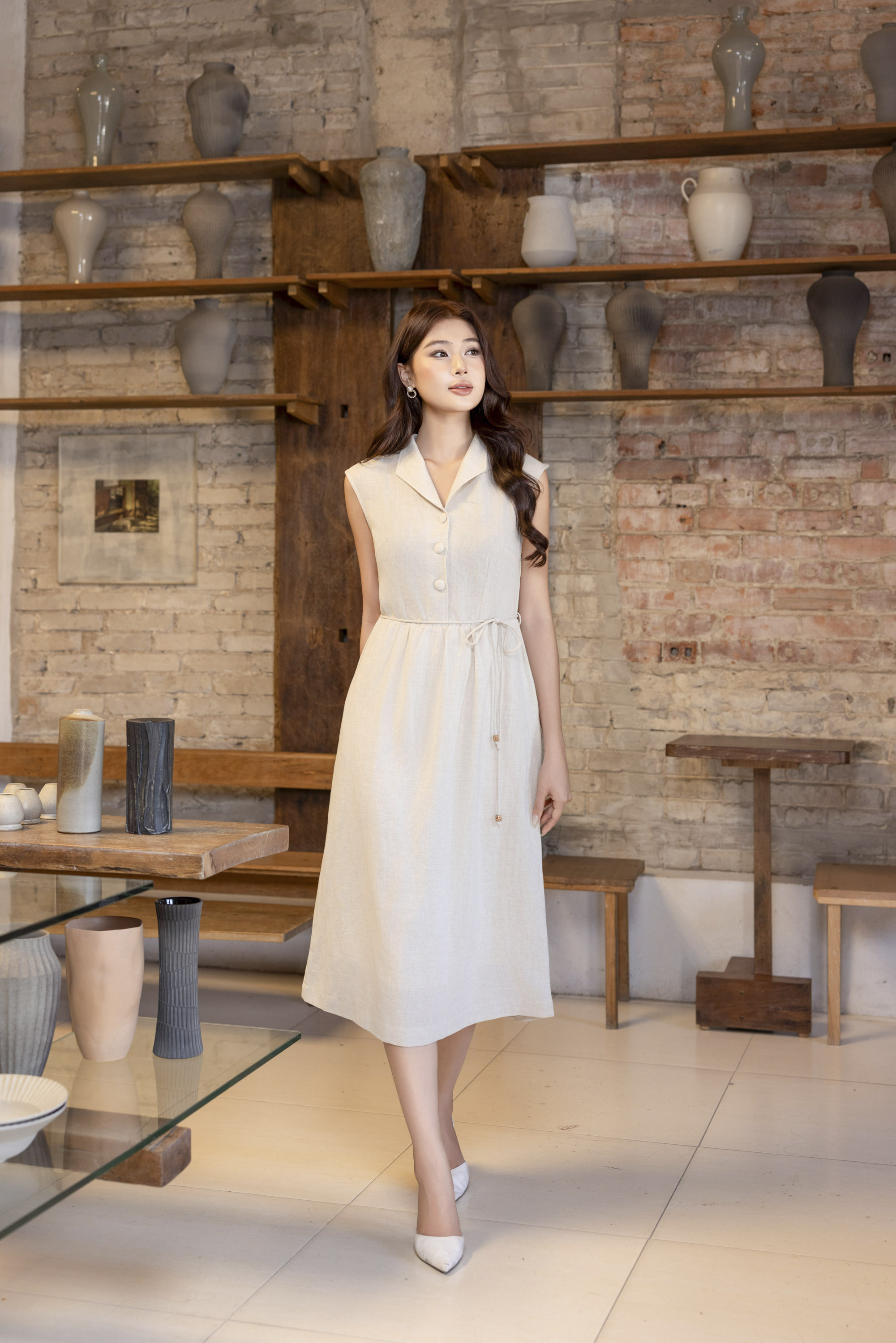 SWANLAKE | Váy Đầm Nữ Midi Sát Nách Cổ Sơ Mi Dây Thắt Eo Vải Linen Cao Cấp Thanh Lịch D13472LW01