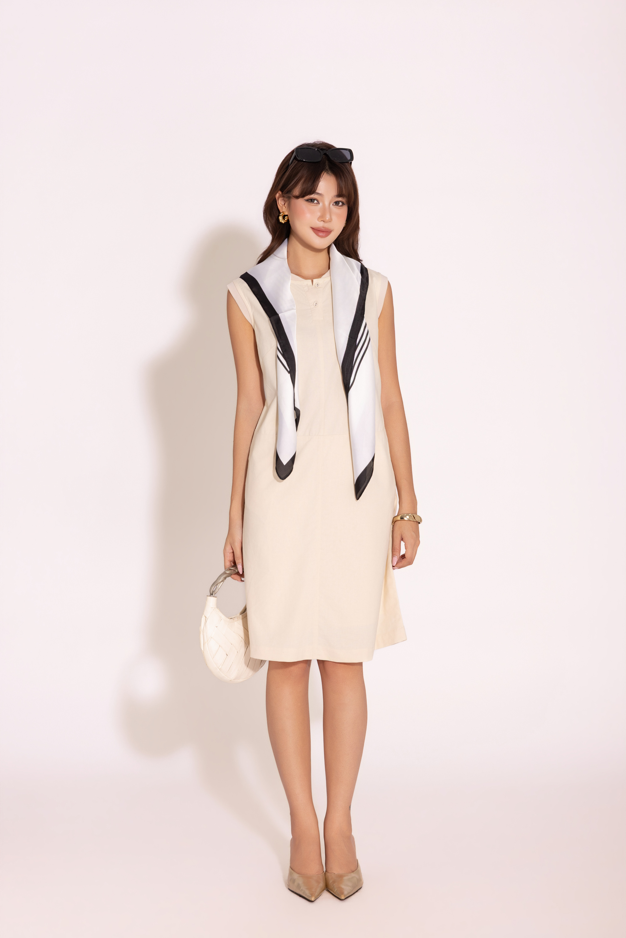 SWANLAKE | Váy Đầm Nữ Midi Suông Basic Sát Nách Cổ Tròn Cài Nút Vải Linen Trẻ Trung Dạo Phố D13840LW01