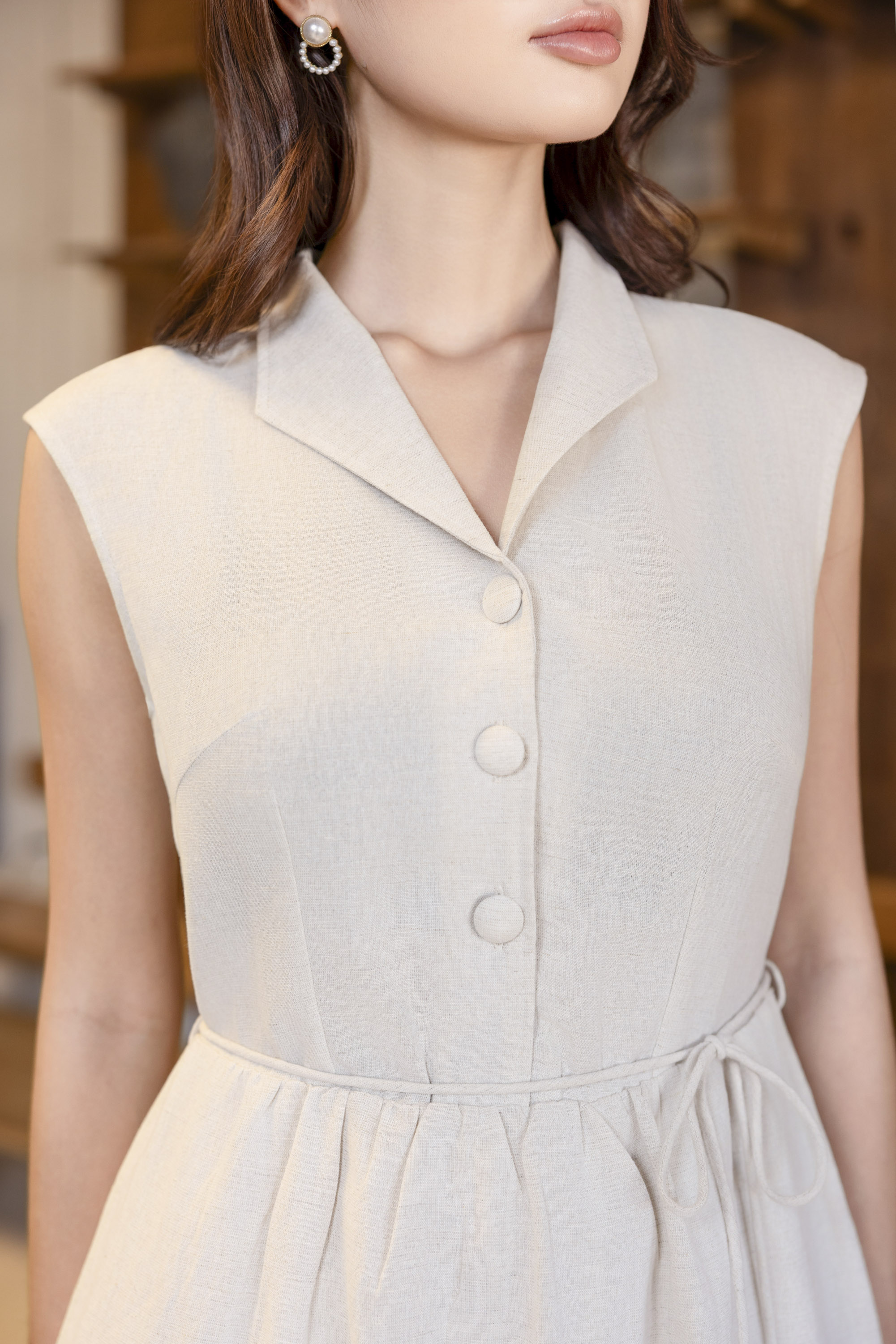 SWANLAKE | Váy Đầm Nữ Midi Sát Nách Cổ Sơ Mi Dây Thắt Eo Vải Linen Cao Cấp Thanh Lịch D13472LW01