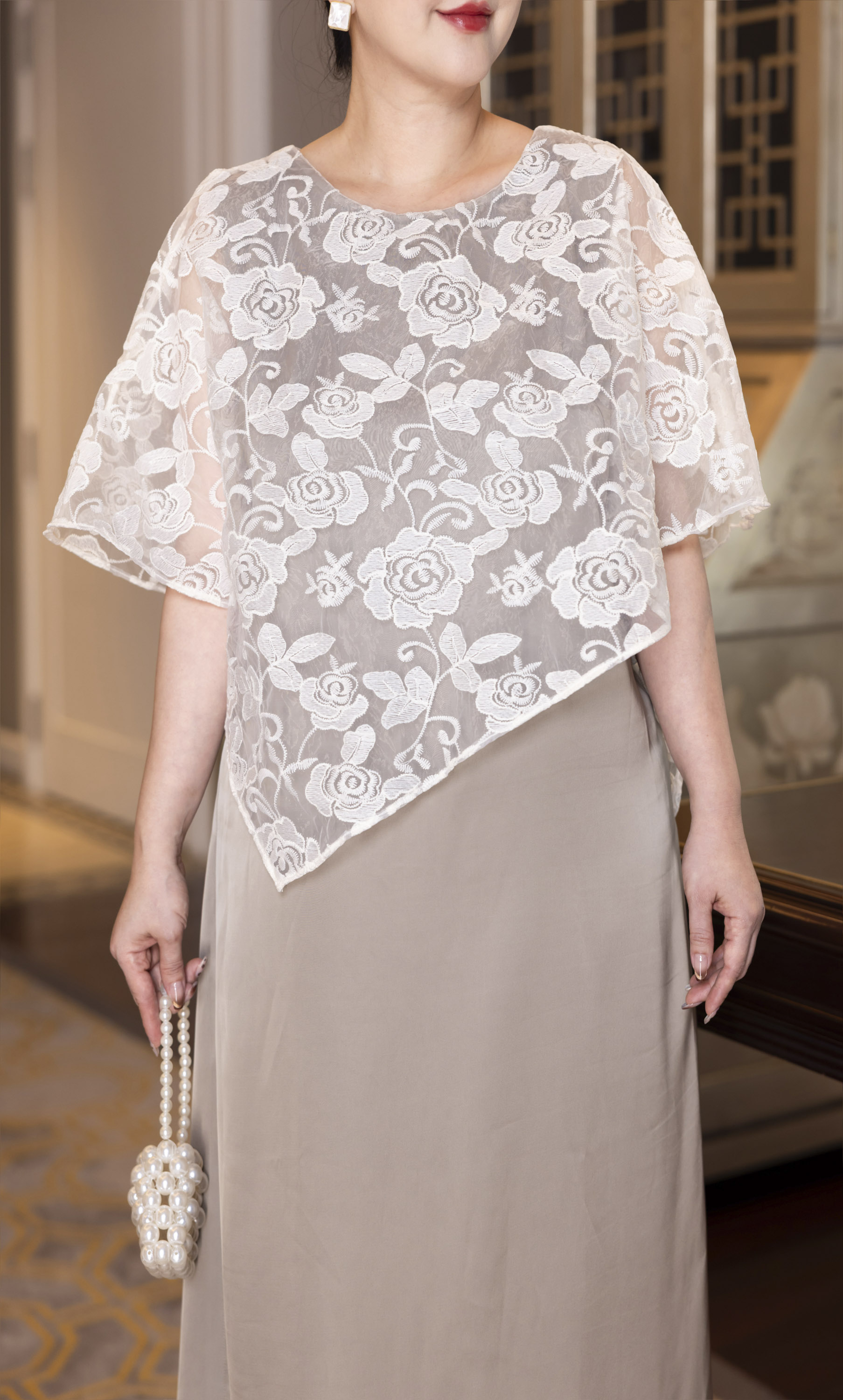 M COLLECTION | Váy Đầm Nữ Trung Niên Tặng Mẹ Cổ Tròn Lụa Mờ Phối Choàng Tơ Thêu Hoa Vạt Chéo D13221LW01