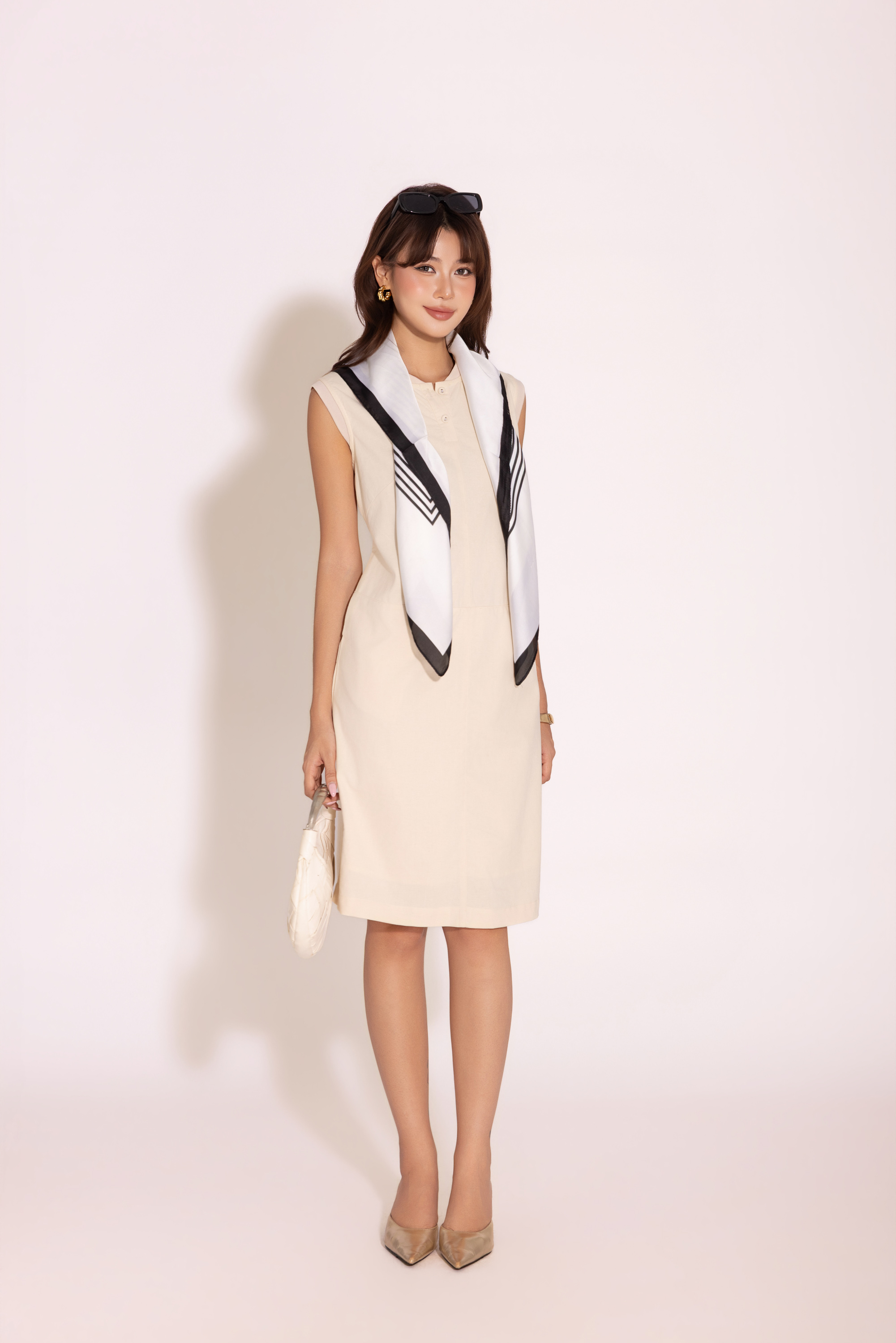 SWANLAKE | Váy Đầm Nữ Midi Suông Basic Sát Nách Cổ Tròn Cài Nút Vải Linen Trẻ Trung Dạo Phố D13840LW01