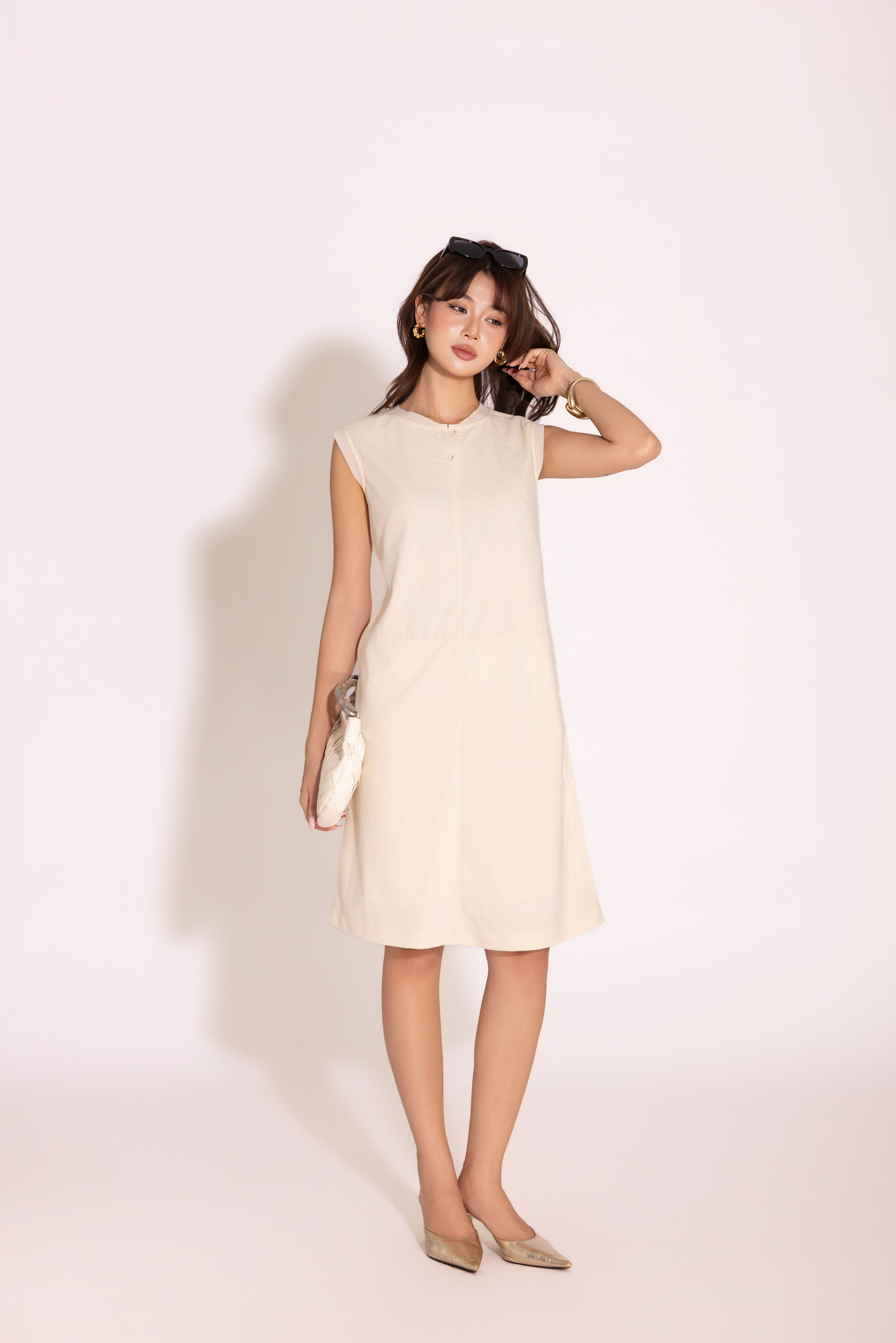 SWANLAKE | Váy Đầm Nữ Midi Suông Basic Sát Nách Cổ Tròn Cài Nút Vải Linen Trẻ Trung Dạo Phố D13840LW01