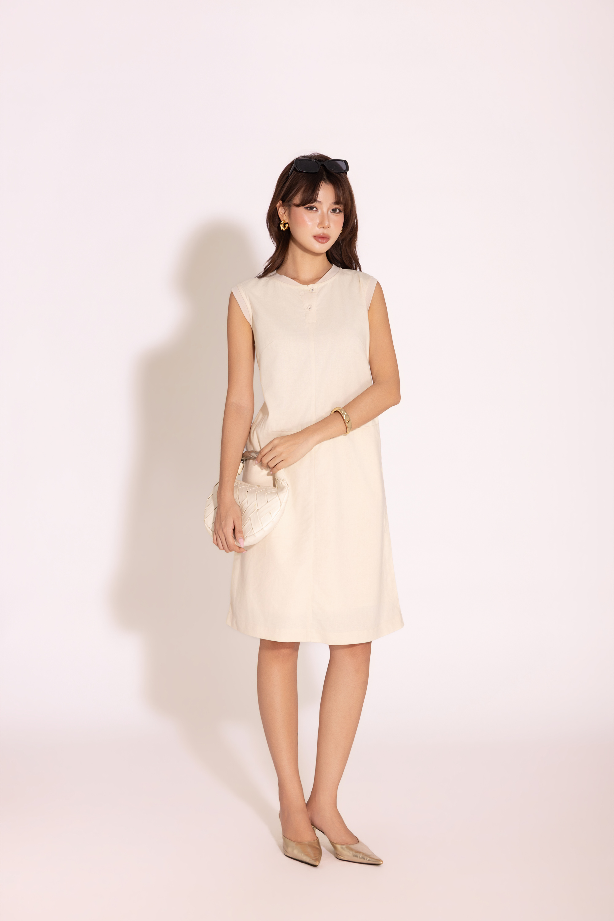 SWANLAKE | Váy Đầm Nữ Midi Suông Basic Sát Nách Cổ Tròn Cài Nút Vải Linen Trẻ Trung Dạo Phố D13840LW01