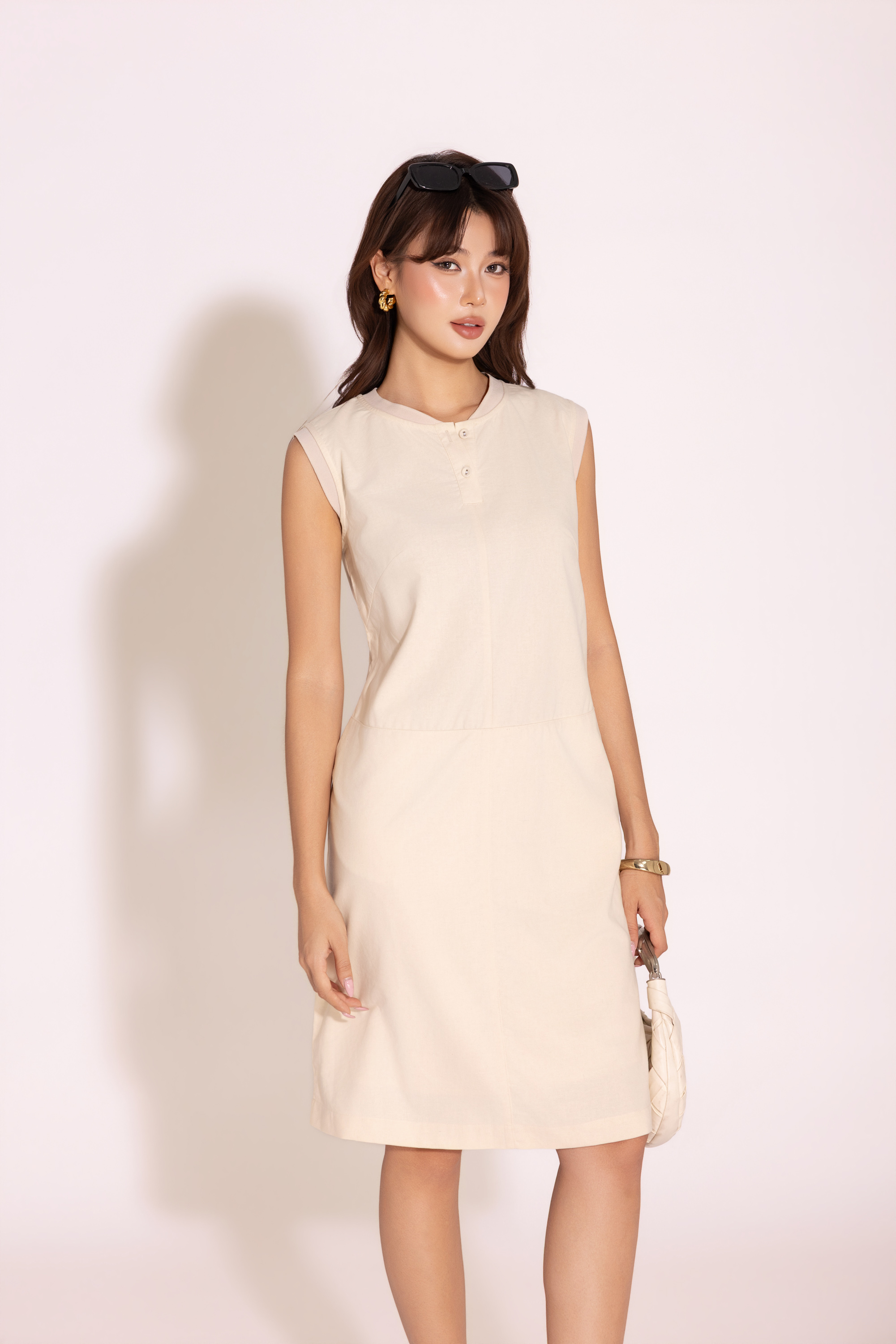 SWANLAKE | Váy Đầm Nữ Midi Suông Basic Sát Nách Cổ Tròn Cài Nút Vải Linen Trẻ Trung Dạo Phố D13840LW01