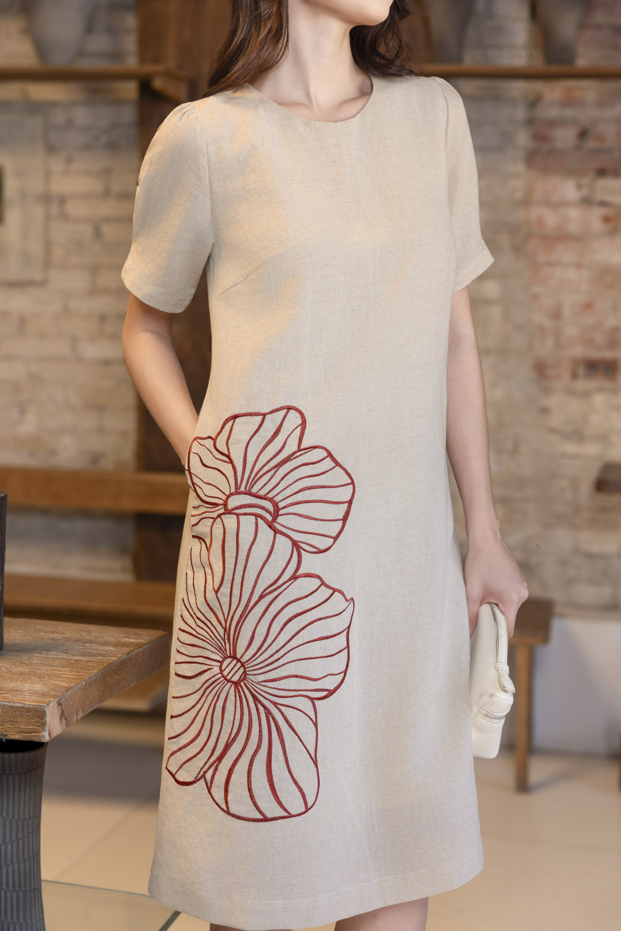 SWANLAKE | Váy Đầm Nữ Midi Suông Tay Ngắn Cổ Tròn Vải Linen Thêu Hoa Cao Cấp Công Sở D13363LW01