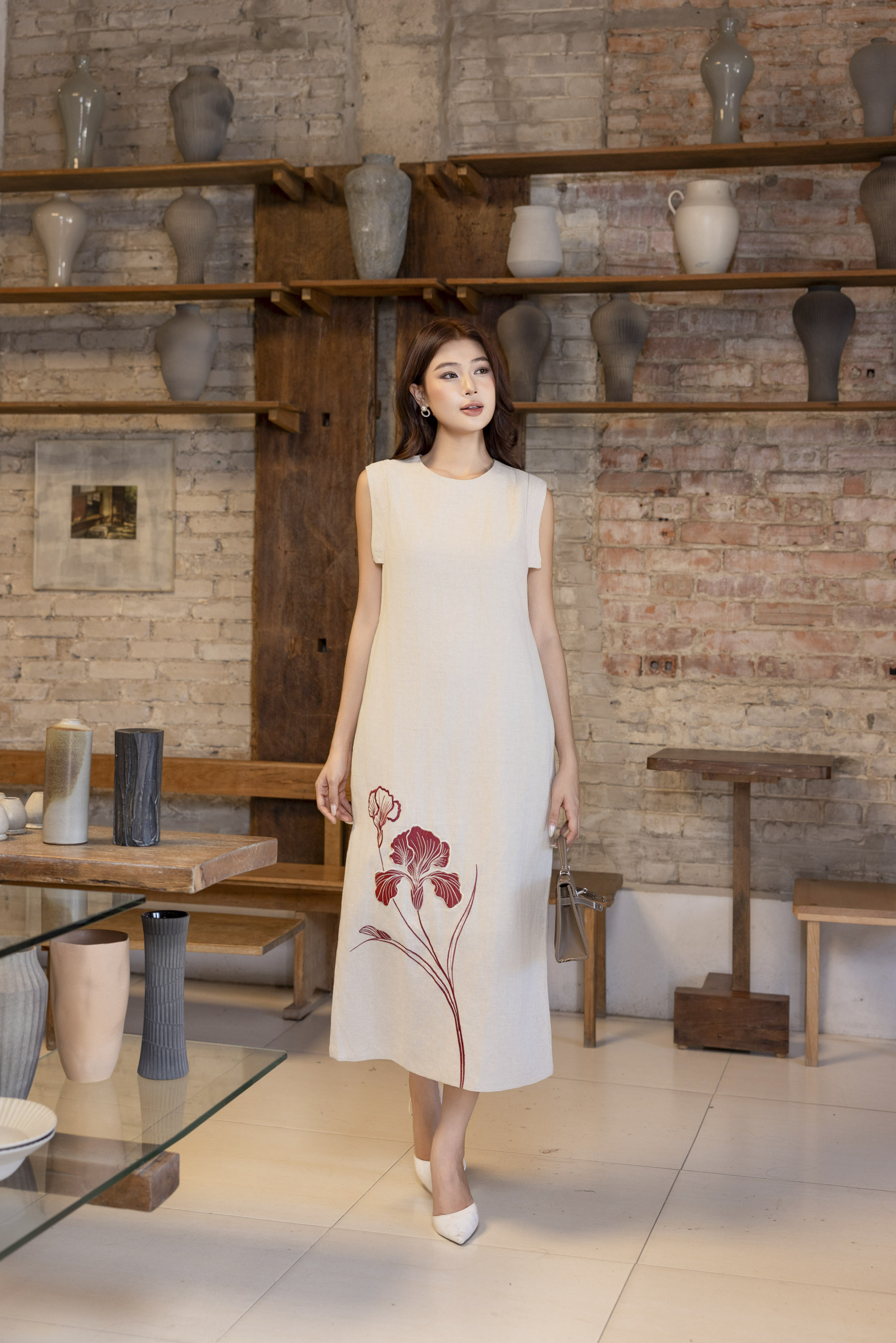 SWANLAKE | Váy Đầm Nữ Suông Sát Nách Cổ Tròn Xẻ Tà Vải Linen Thêu Hoa Cao Cấp Công Sở D13365LW01