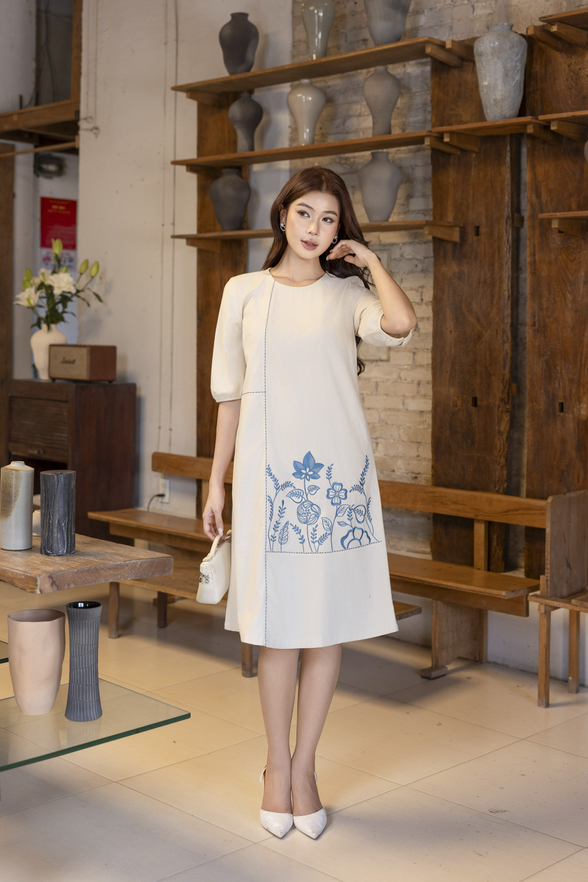 SWANLAKE | Váy Đầm Nữ Midi Suông Cổ Tròn Tay Lỡ Vải Linen Thêu Hoa Cao Cấp Công Sở Dạo Phố D13339LW01