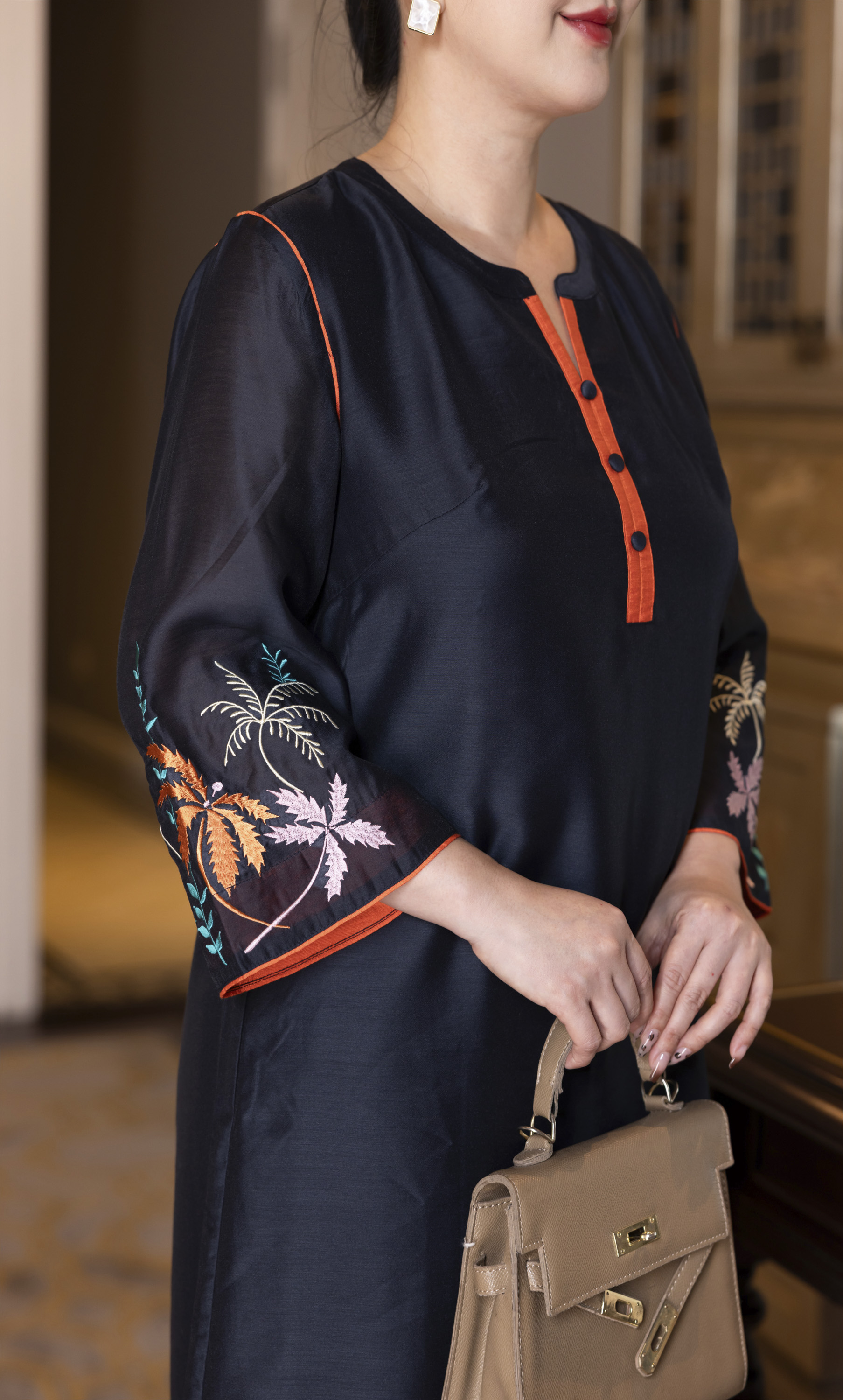 M COLLECTION | Váy Đầm Tiệc Suông Nữ Trung Niên Tặng Mẹ Tơ Cổ Tròn Cài Nút Tay Lỡ Thêu Hoa D13167LW01