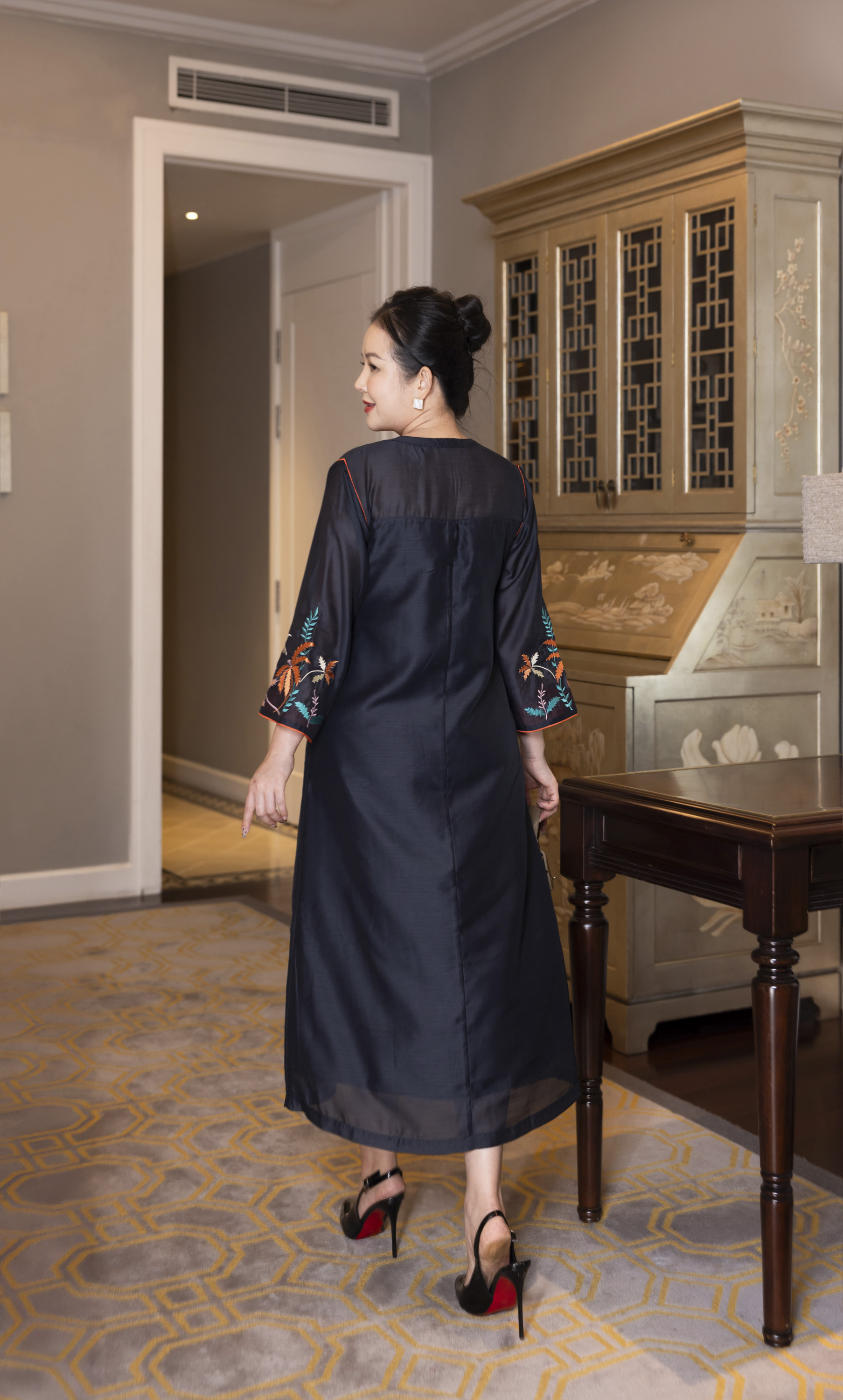 M COLLECTION | Váy Đầm Tiệc Suông Nữ Trung Niên Tặng Mẹ Tơ Cổ Tròn Cài Nút Tay Lỡ Thêu Hoa D13167LW01