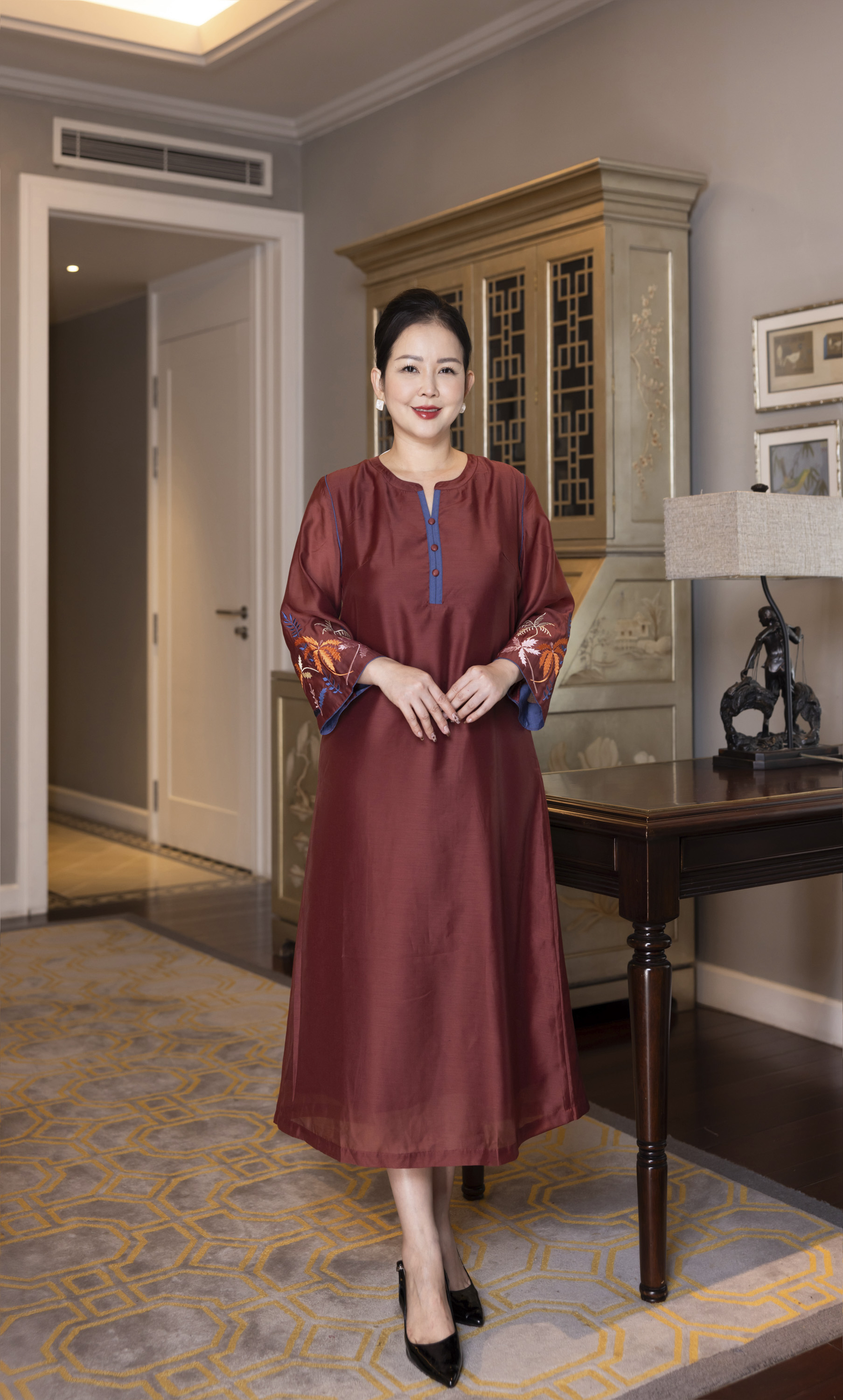 M COLLECTION | Váy Đầm Tiệc Suông Nữ Trung Niên Tặng Mẹ Tơ Cổ Tròn Cài Nút Tay Lỡ Thêu Hoa D13167LW01