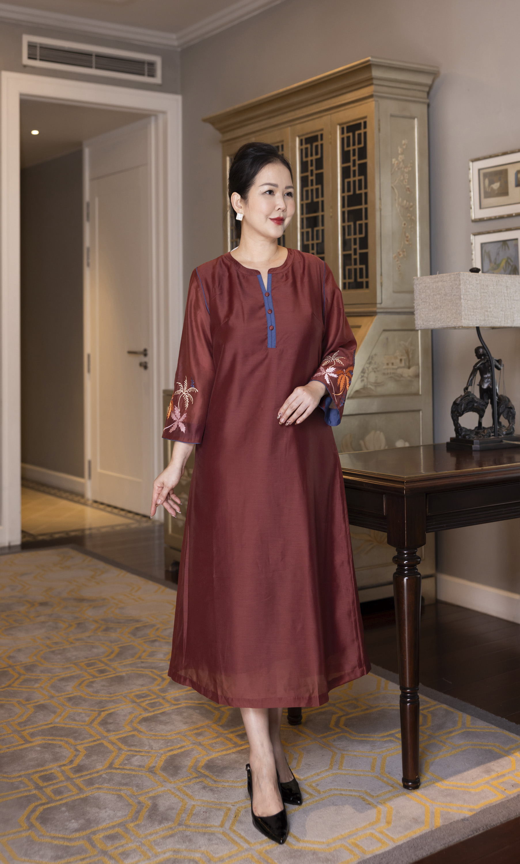 M COLLECTION | Váy Đầm Tiệc Suông Nữ Trung Niên Tặng Mẹ Tơ Cổ Tròn Cài Nút Tay Lỡ Thêu Hoa D13167LW01