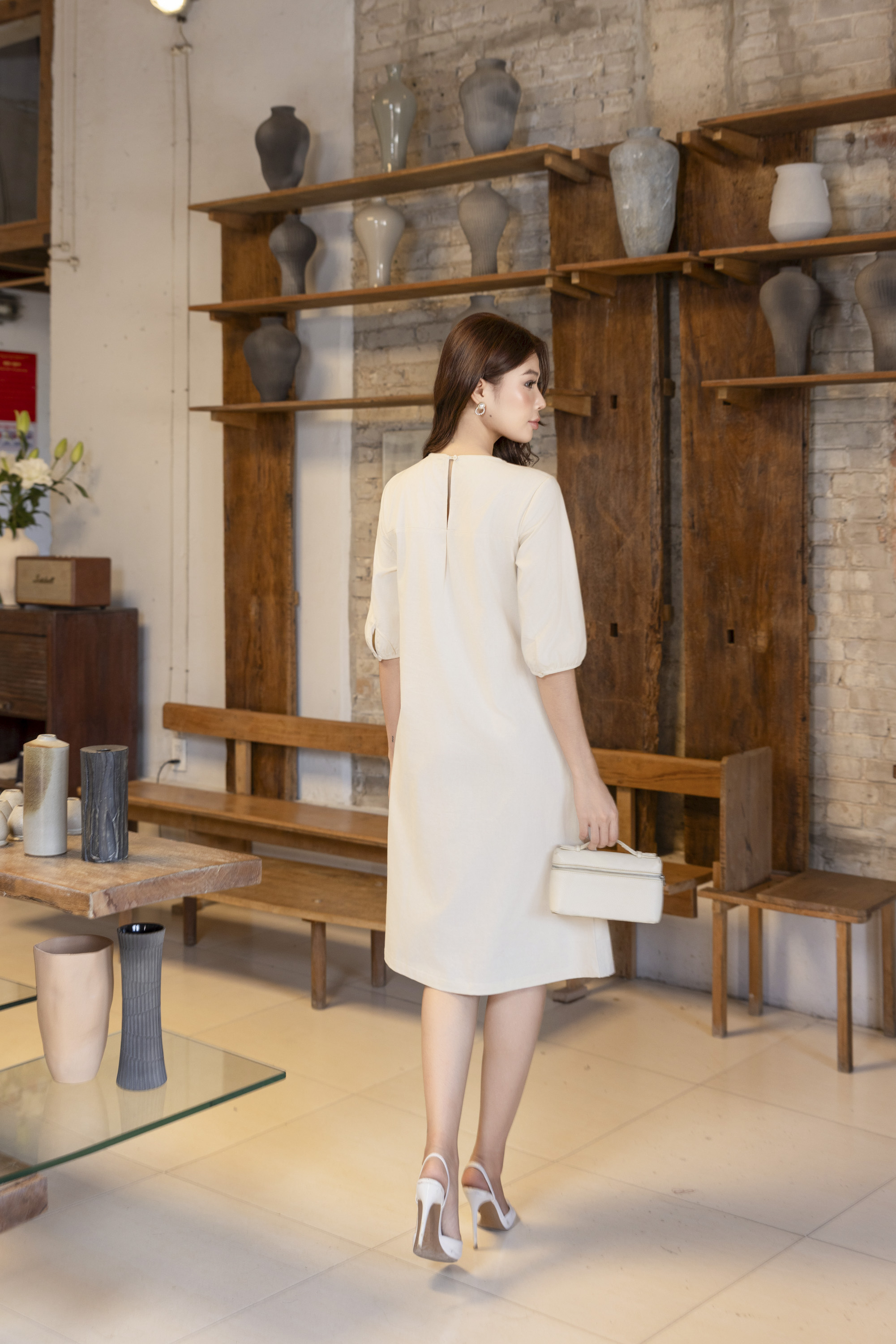 SWANLAKE | Váy Đầm Nữ Midi Suông Cổ Tròn Tay Lỡ Vải Linen Thêu Hoa Cao Cấp Công Sở Dạo Phố D13339LW01