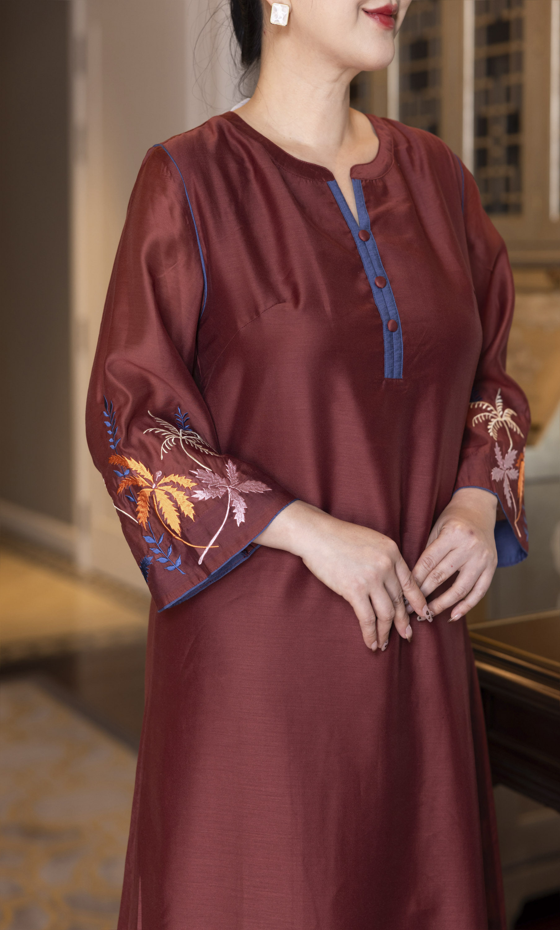 M COLLECTION | Váy Đầm Tiệc Suông Nữ Trung Niên Tặng Mẹ Tơ Cổ Tròn Cài Nút Tay Lỡ Thêu Hoa D13167LW01