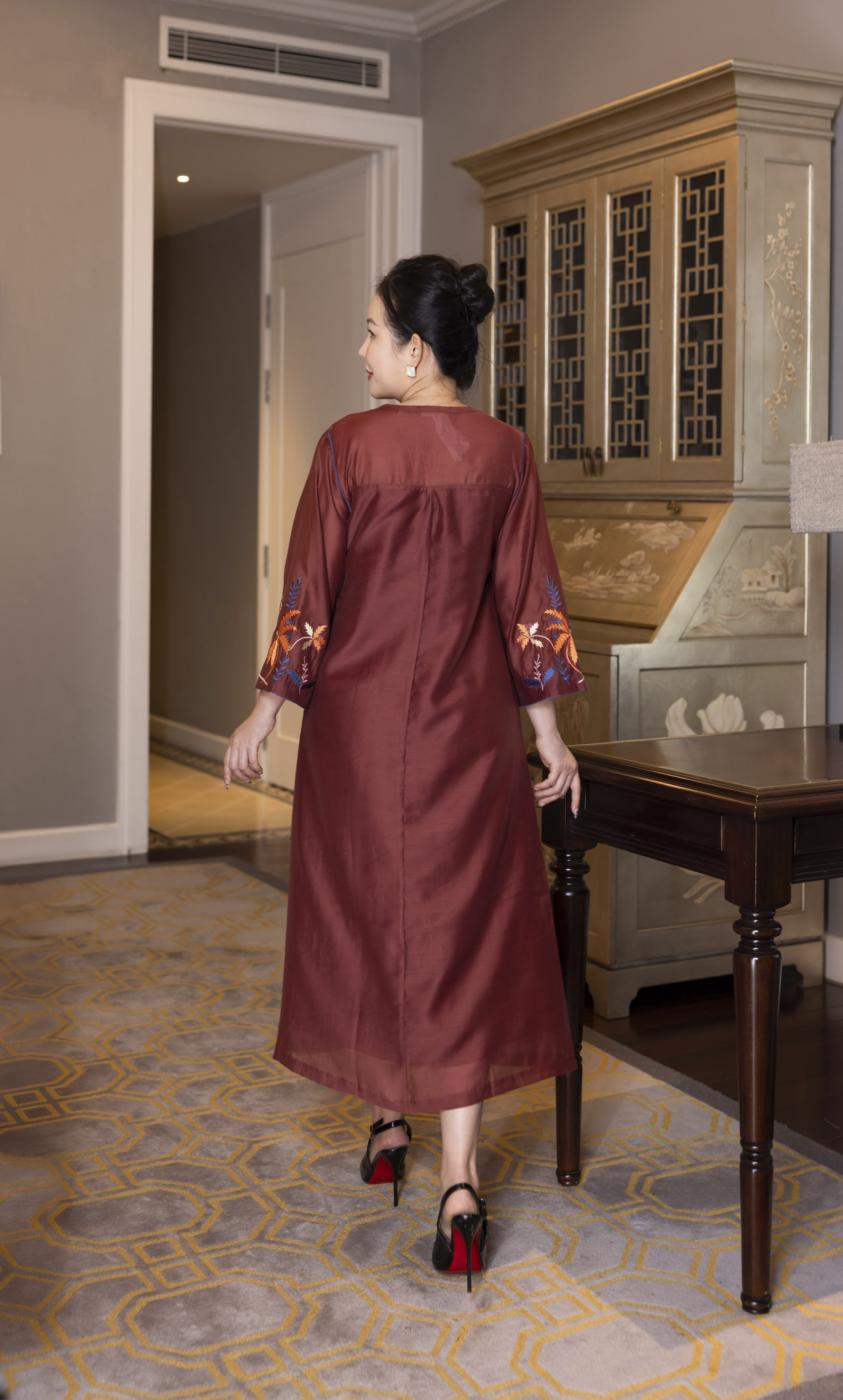 M COLLECTION | Váy Đầm Tiệc Suông Nữ Trung Niên Tặng Mẹ Tơ Cổ Tròn Cài Nút Tay Lỡ Thêu Hoa D13167LW01