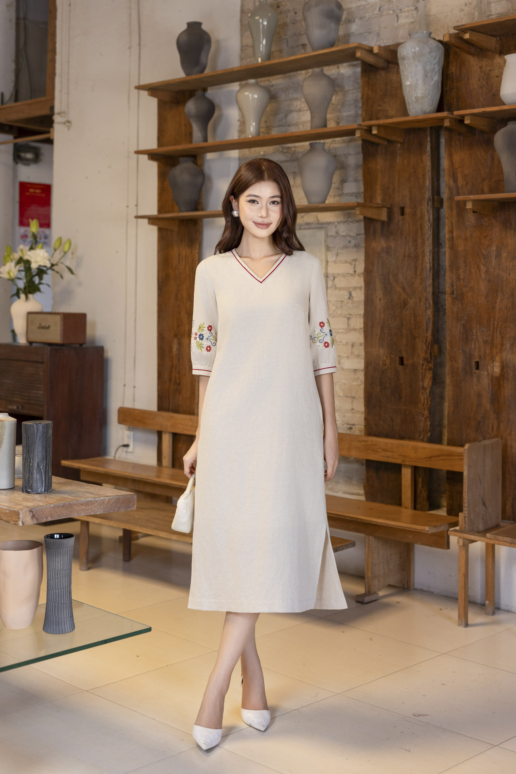 SWANLAKE | Váy Đầm Nữ Midi Suông Cổ Chữ V Tay Lỡ Thêu Hoa Vải Linen Xẻ Tà Thanh Lịch D13485LW01