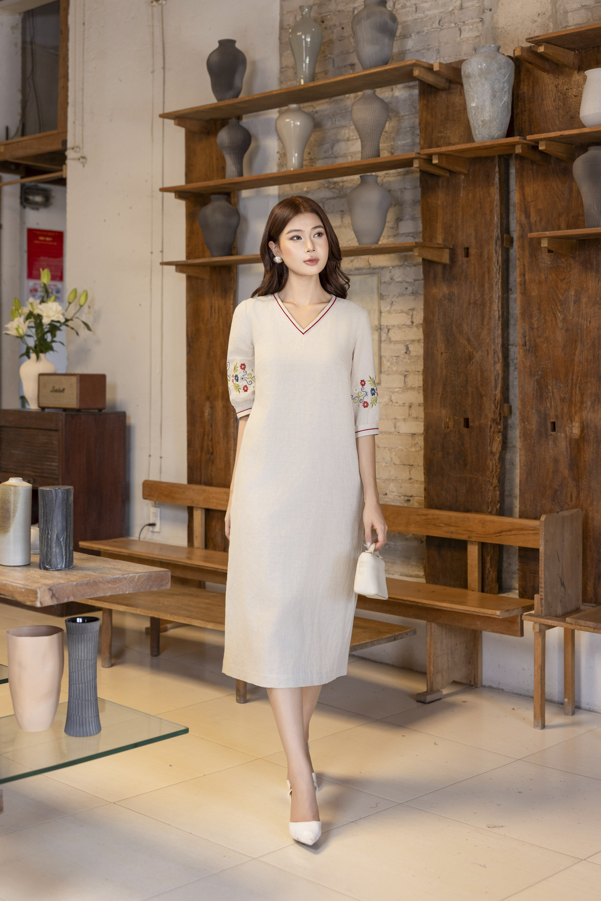 SWANLAKE | Váy Đầm Nữ Midi Suông Cổ Chữ V Tay Lỡ Thêu Hoa Vải Linen Xẻ Tà Thanh Lịch D13485LW01
