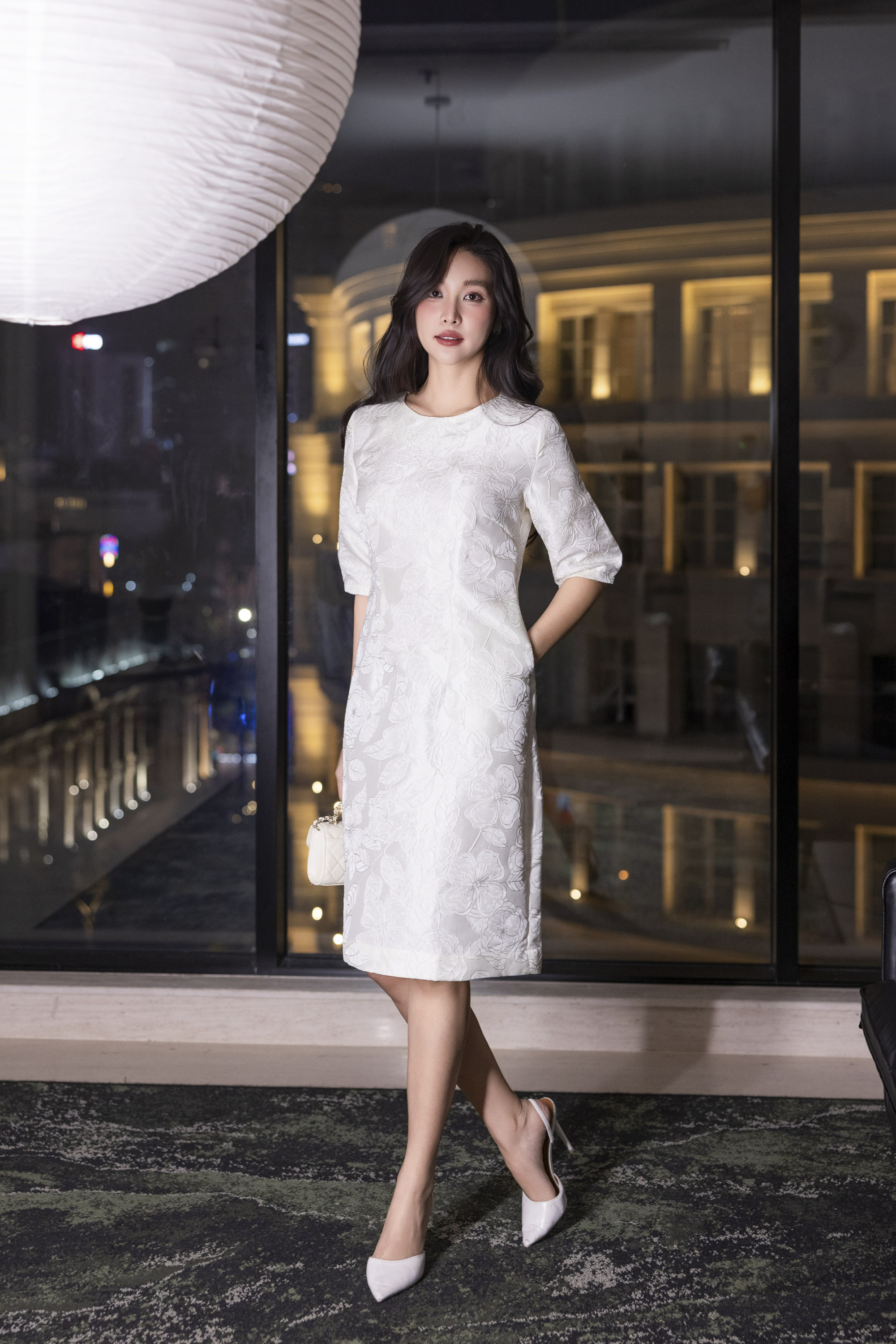 SWANLAKE | Váy Đầm Midi Nữ Phom A Vải Gấm Tafta Hoa Cổ Tròn Tay Lỡ Có Túi Công Sở Đi Tiệc D13377LW01