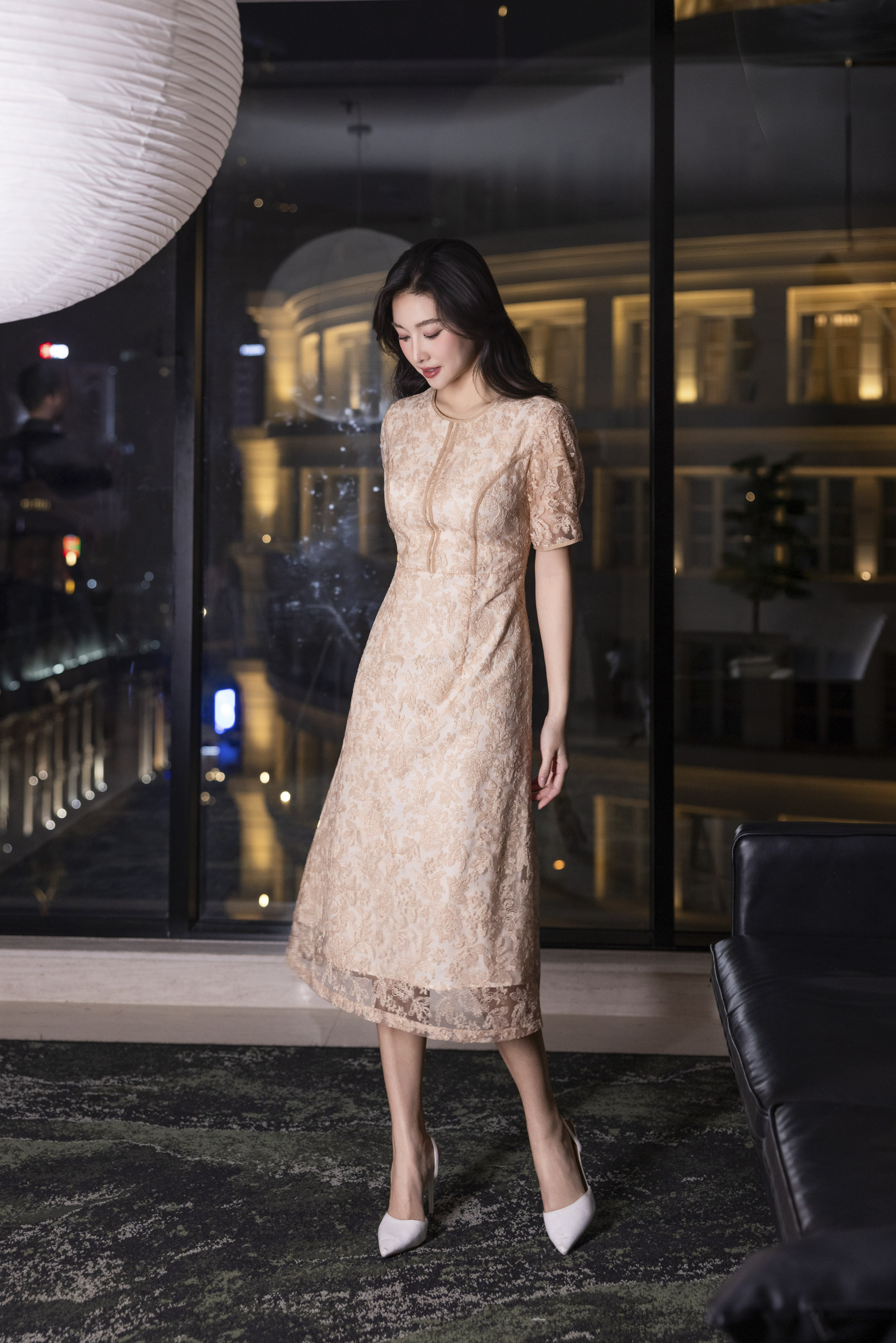 SWANLAKE | Váy Đầm Midi Nữ Phối Ren Thêu Hoa 2 Lớp Cổ Tròn Tay Ngắn Chiết Eo Tiệc Sang Trọng D13385LW01