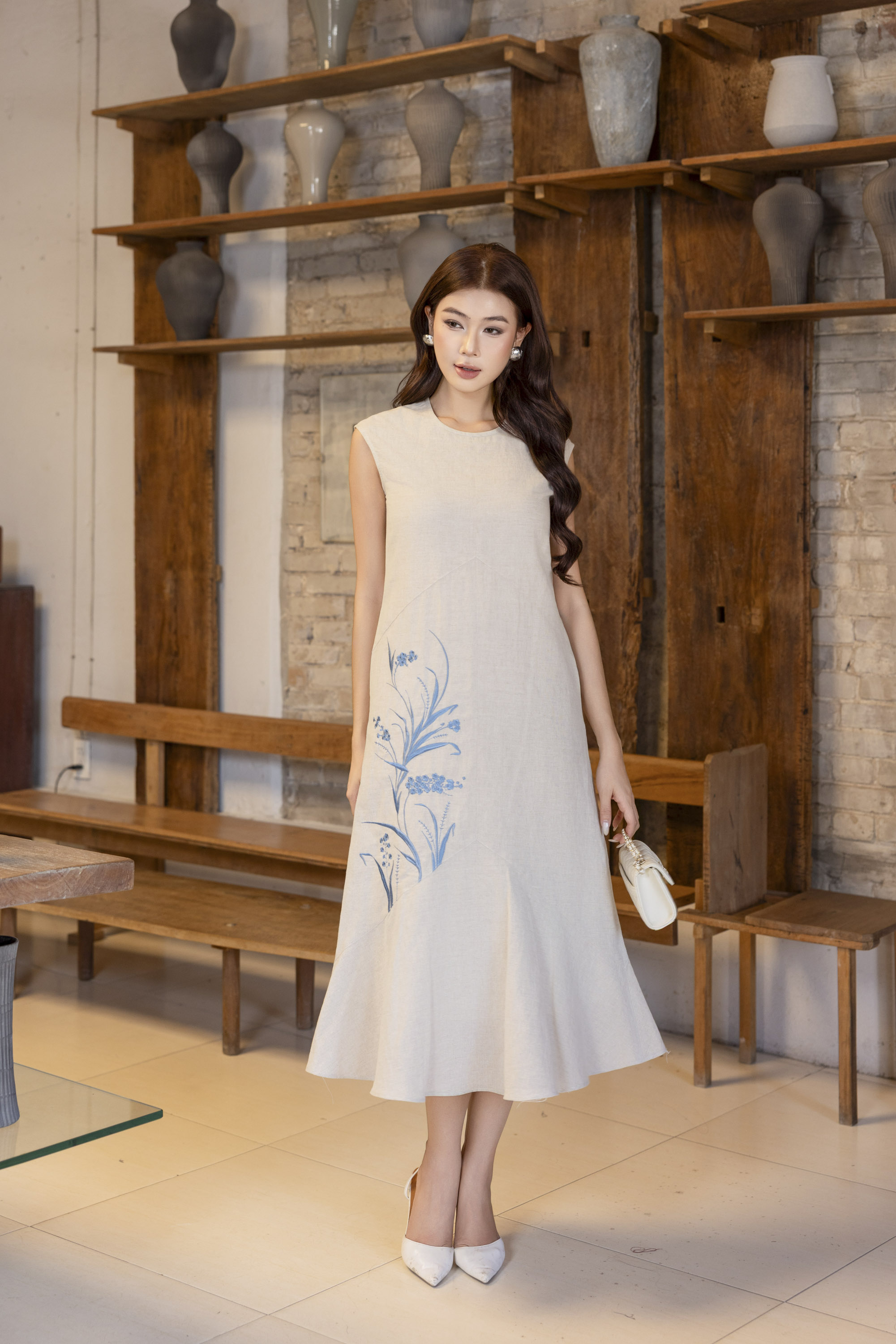 SWANLAKE | Váy Đầm Nữ Suông Sát Nách Cổ Tròn Đuôi Cá Vải Linen Thêu Hoa Cao Cấp Thanh Lịch D13313LW01