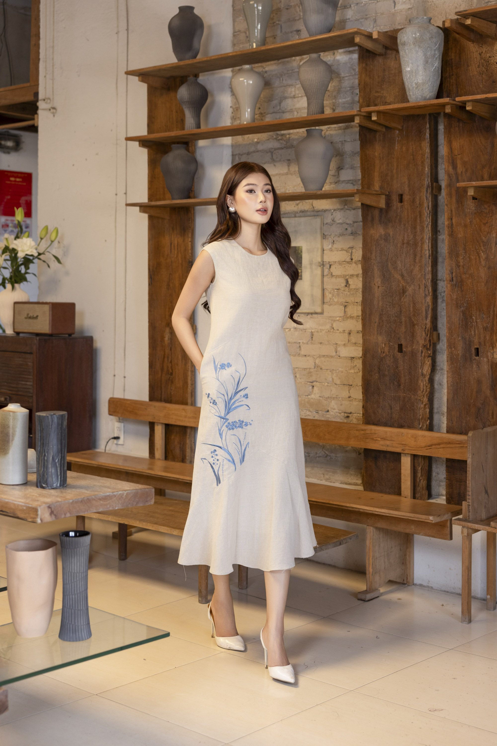 SWANLAKE | Váy Đầm Nữ Suông Sát Nách Cổ Tròn Đuôi Cá Vải Linen Thêu Hoa Cao Cấp Thanh Lịch D13313LW01
