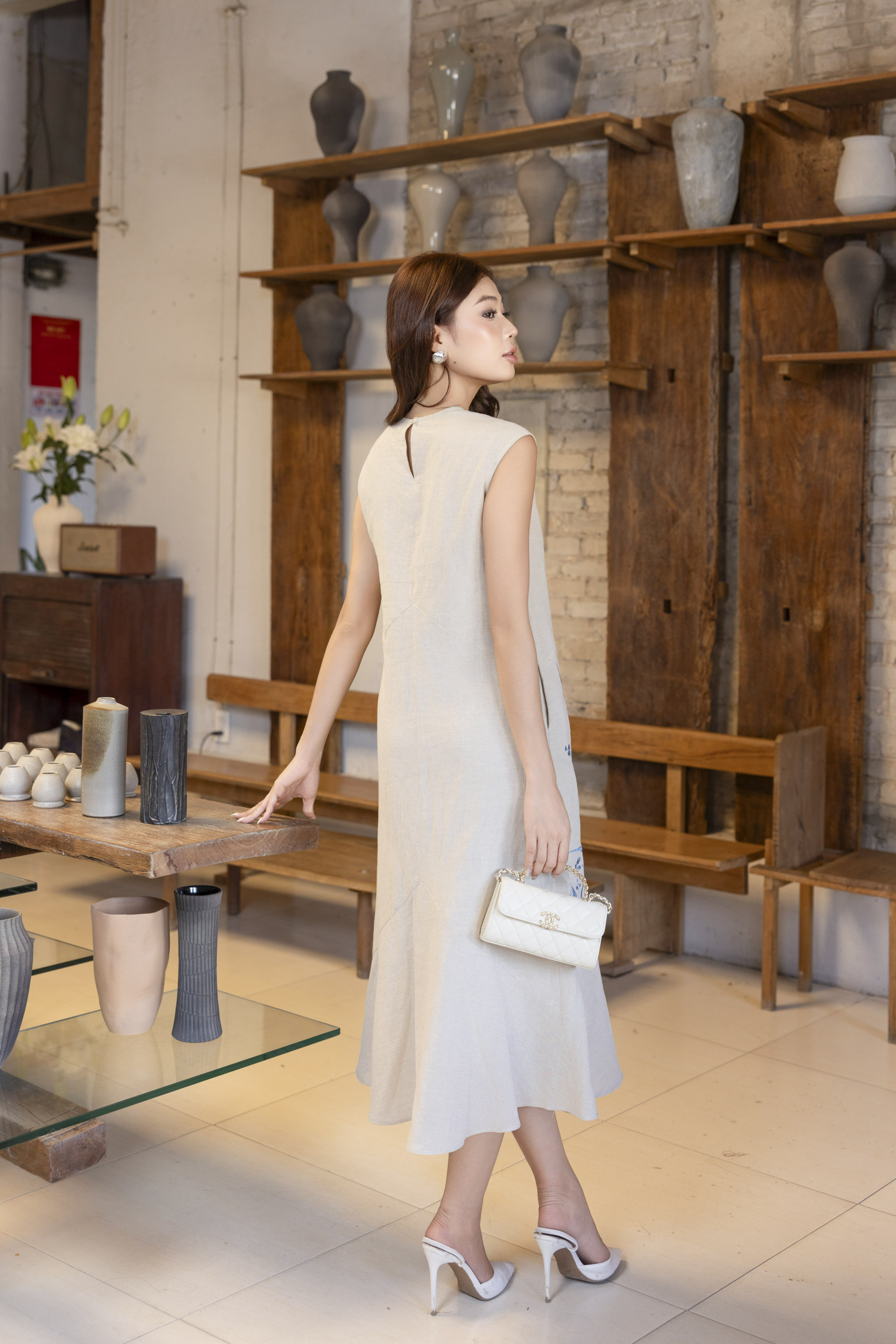SWANLAKE | Váy Đầm Nữ Suông Sát Nách Cổ Tròn Đuôi Cá Vải Linen Thêu Hoa Cao Cấp Thanh Lịch D13313LW01