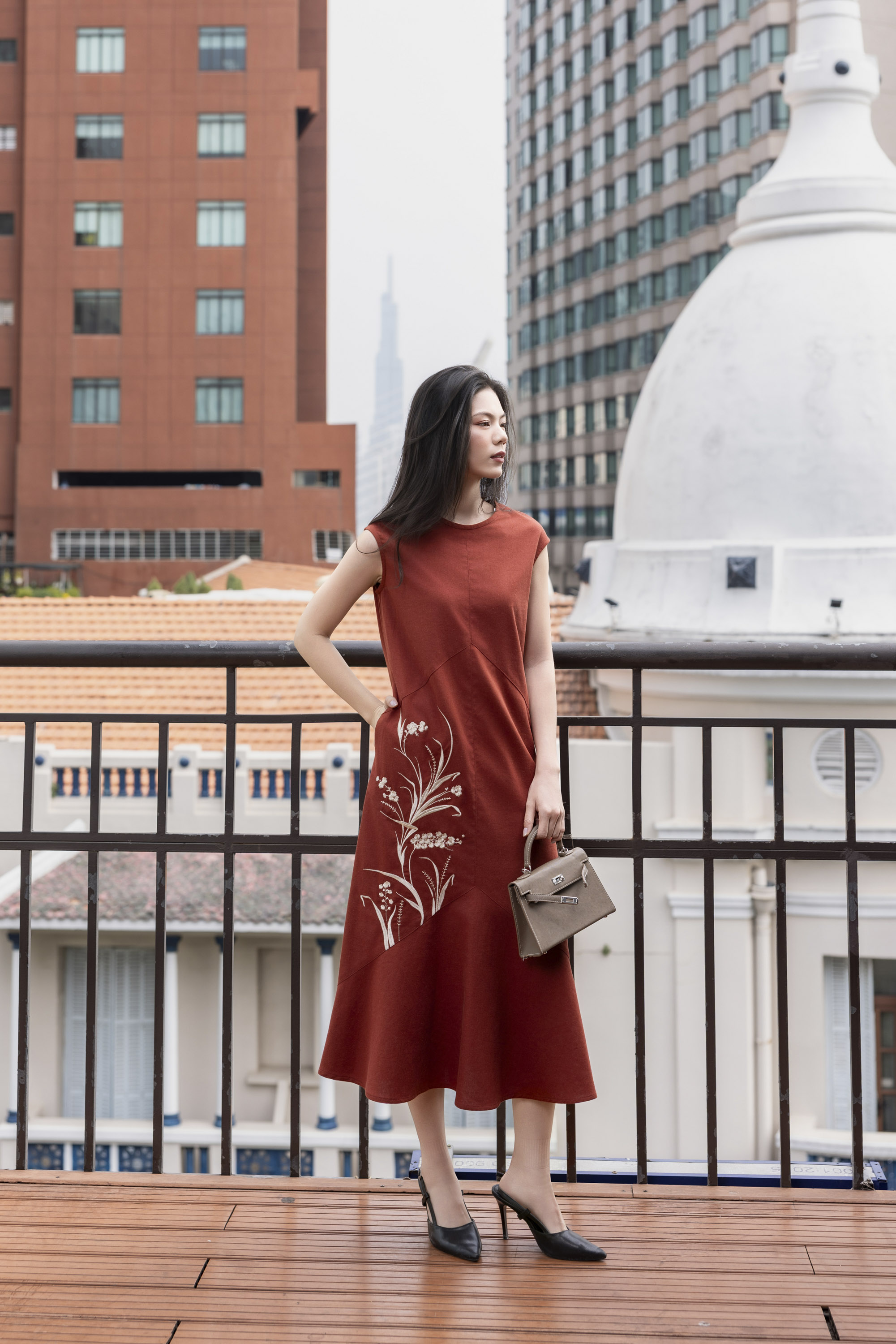 SWANLAKE | Váy Đầm Nữ Suông Sát Nách Cổ Tròn Đuôi Cá Vải Linen Thêu Hoa Cao Cấp Thanh Lịch D13313LW01