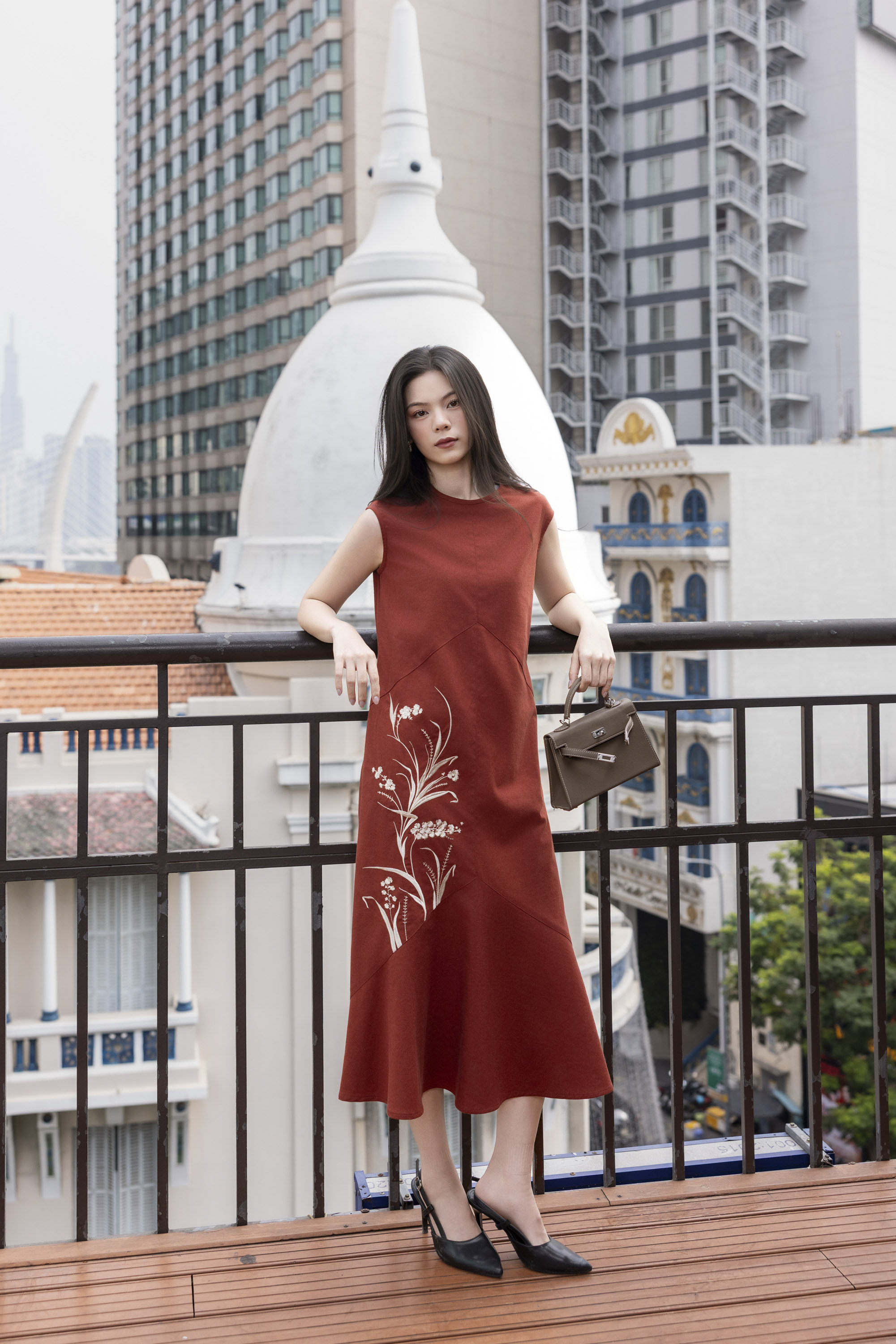 SWANLAKE | Váy Đầm Nữ Suông Sát Nách Cổ Tròn Đuôi Cá Vải Linen Thêu Hoa Cao Cấp Thanh Lịch D13313LW01