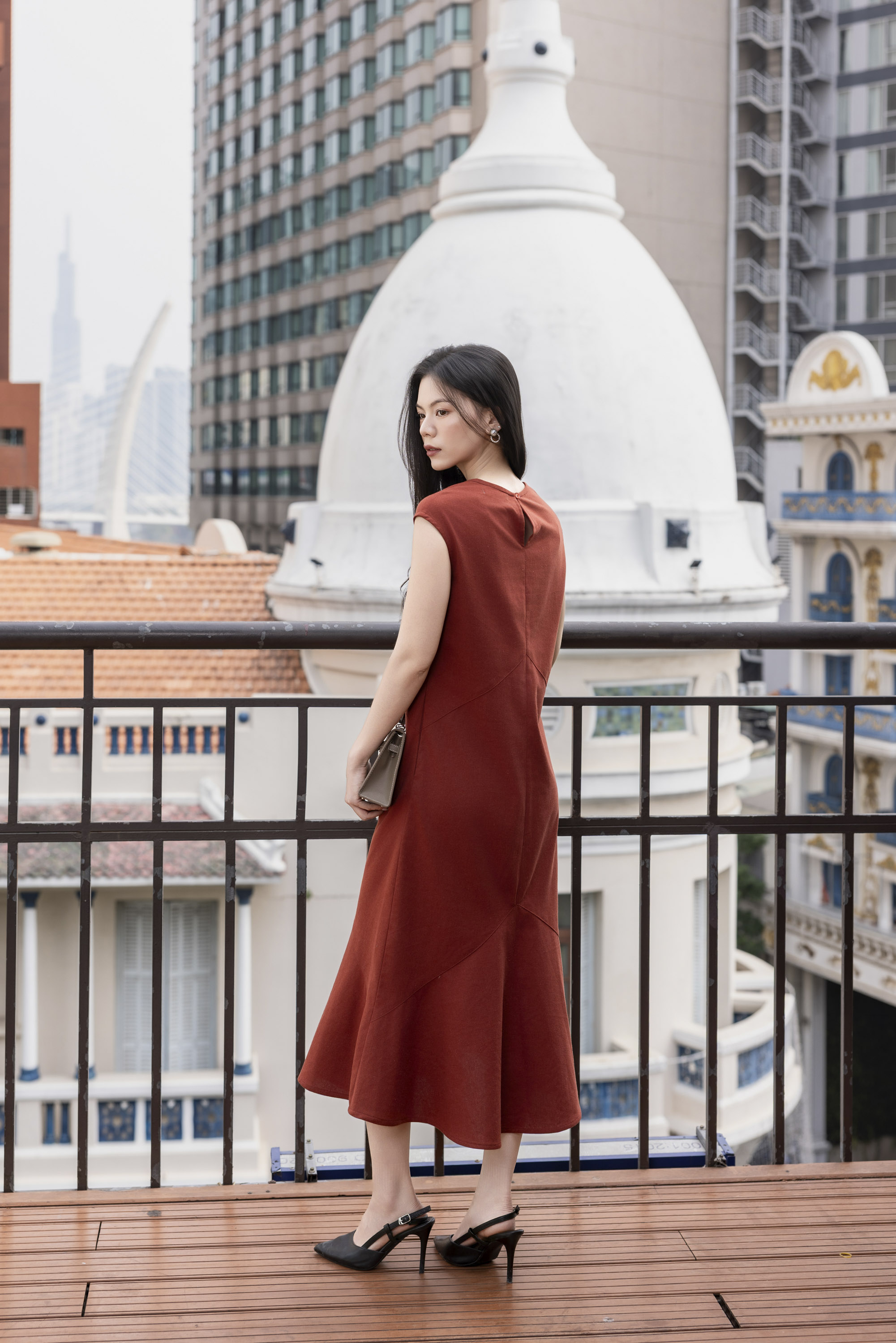 SWANLAKE | Váy Đầm Nữ Suông Sát Nách Cổ Tròn Đuôi Cá Vải Linen Thêu Hoa Cao Cấp Thanh Lịch D13313LW01