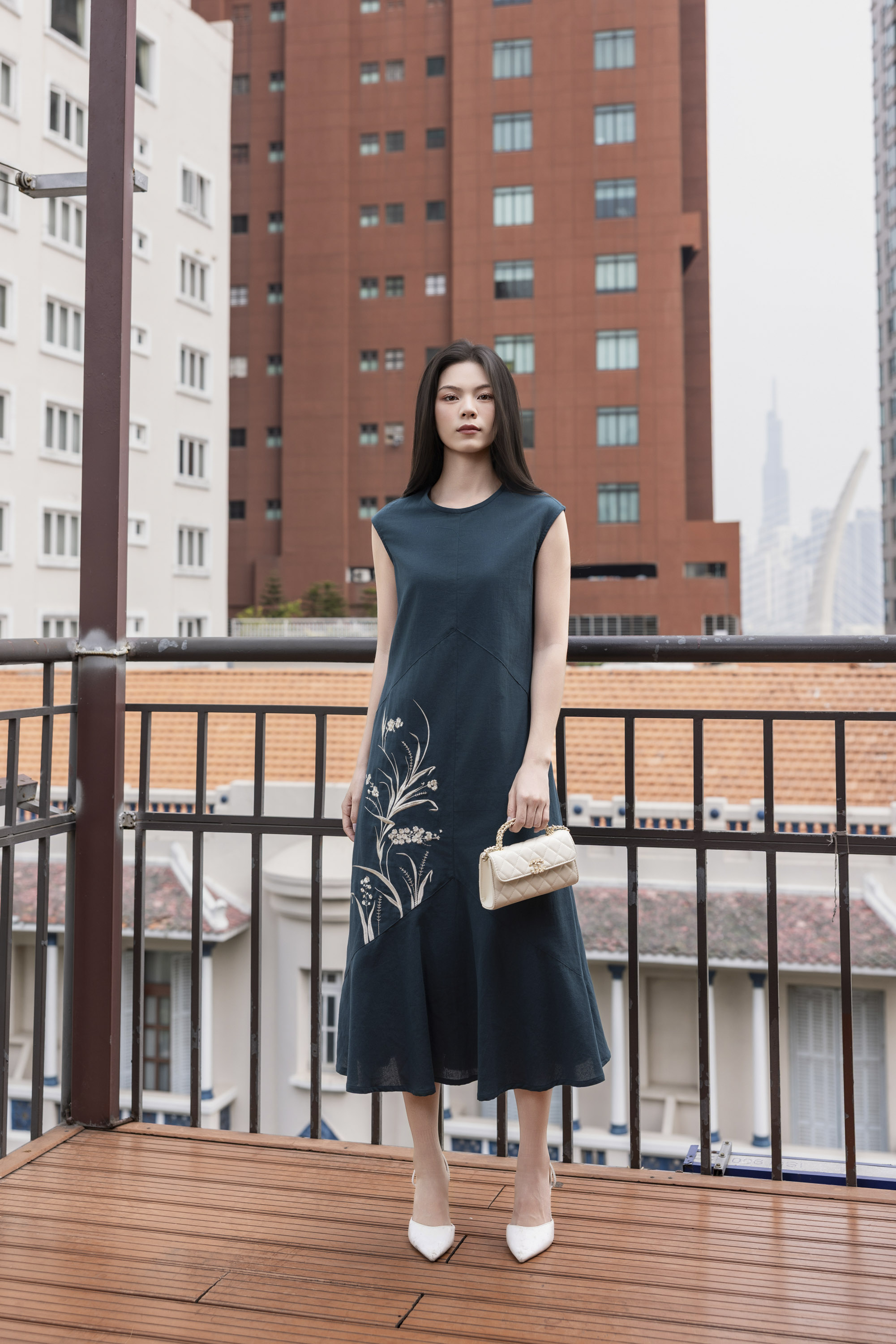 SWANLAKE | Váy Đầm Nữ Suông Sát Nách Cổ Tròn Đuôi Cá Vải Linen Thêu Hoa Cao Cấp Thanh Lịch D13313LW01