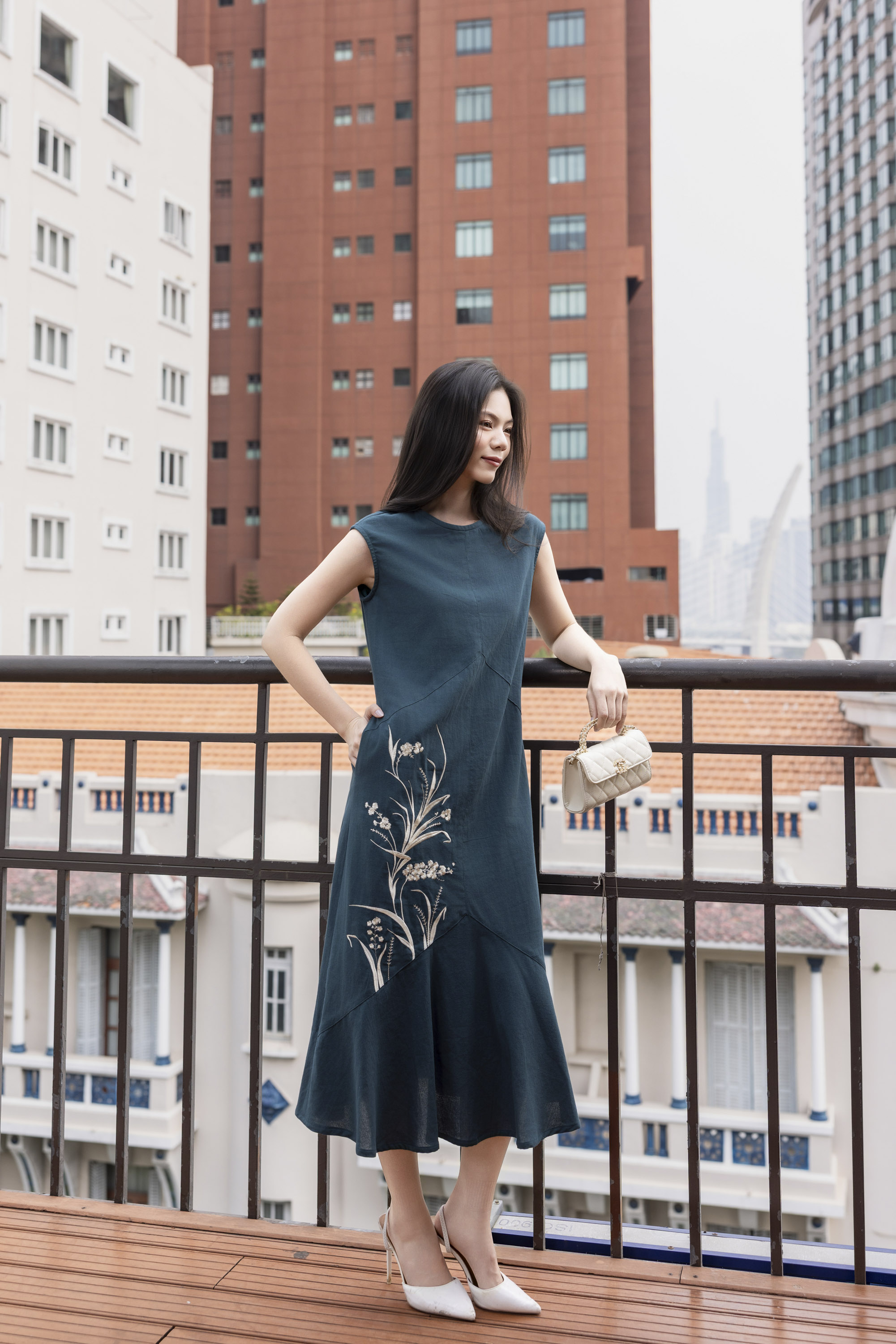 SWANLAKE | Váy Đầm Nữ Suông Sát Nách Cổ Tròn Đuôi Cá Vải Linen Thêu Hoa Cao Cấp Thanh Lịch D13313LW01