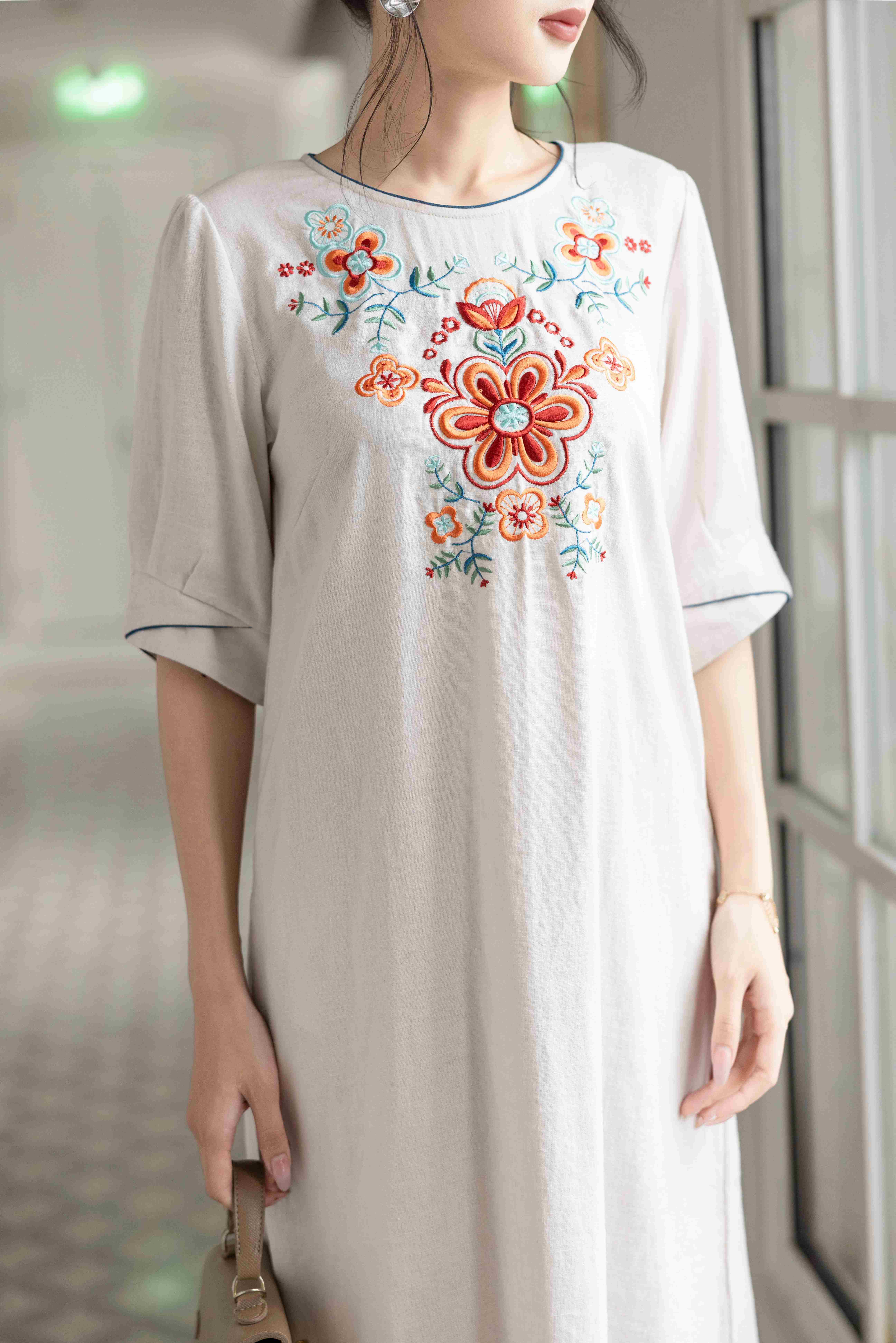 SWANLAKE | Váy Đầm Nữ Suông Vải Linen Cao Cấp Thêu Hoa Cổ Tròn Viền Tay Lỡ Có Túi Công Sở D12858W01