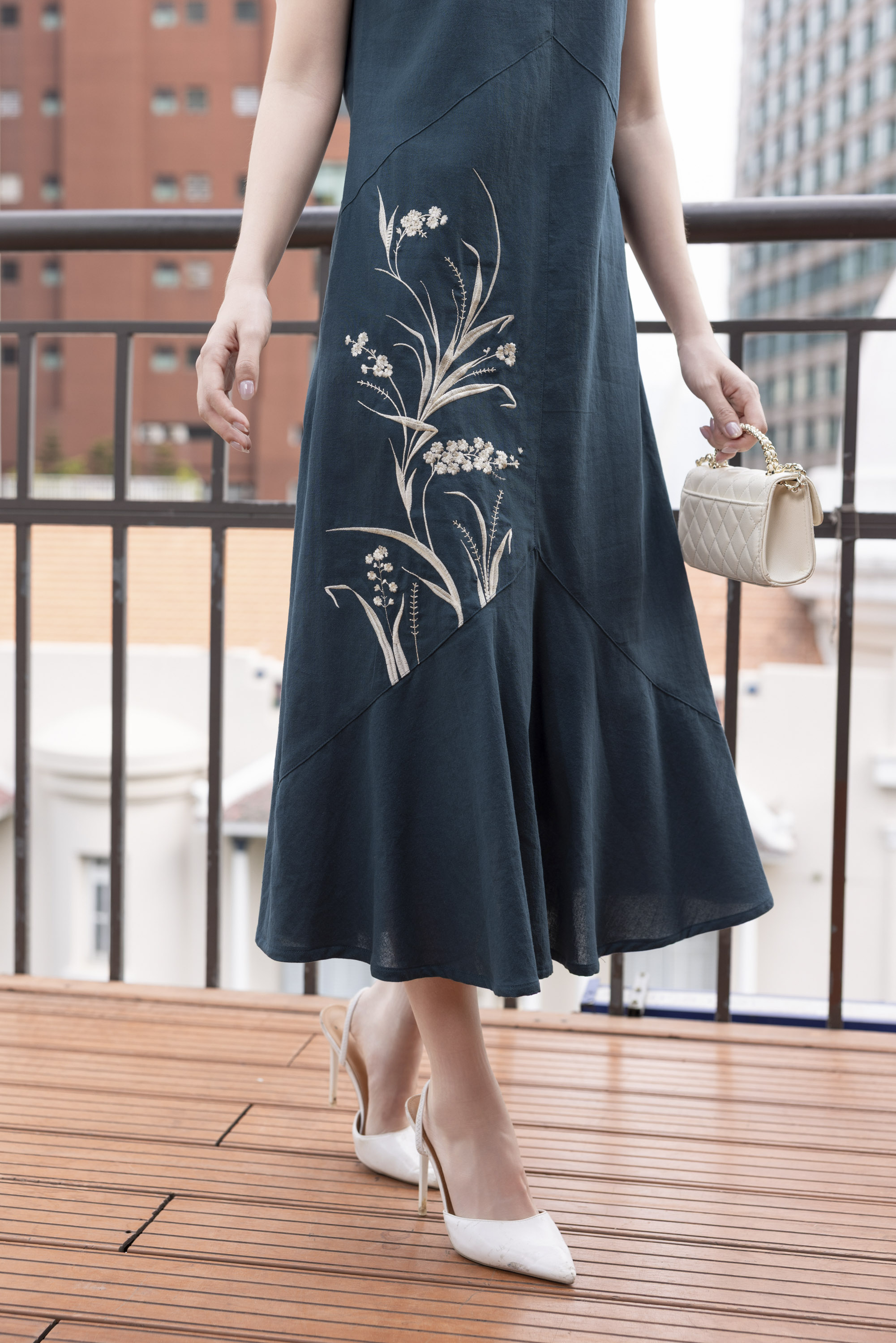 SWANLAKE | Váy Đầm Nữ Suông Sát Nách Cổ Tròn Đuôi Cá Vải Linen Thêu Hoa Cao Cấp Thanh Lịch D13313LW01