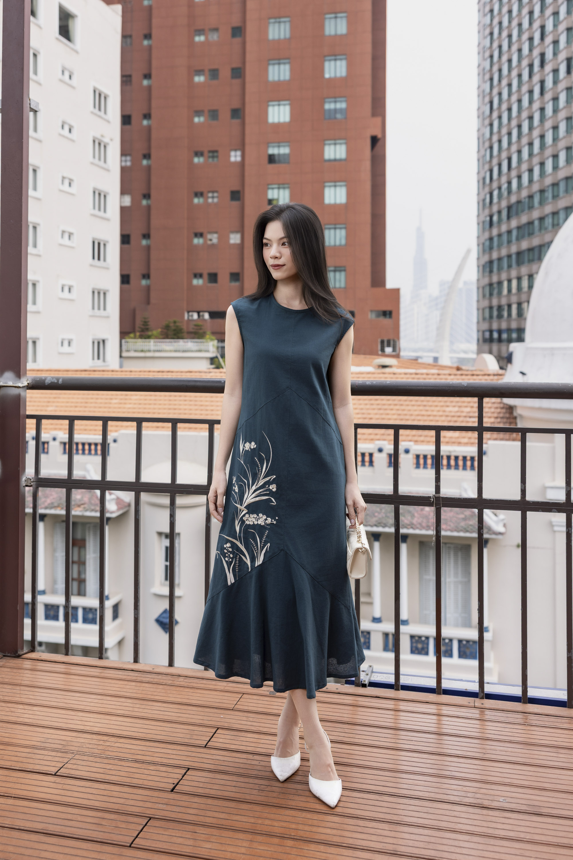 SWANLAKE | Váy Đầm Nữ Suông Sát Nách Cổ Tròn Đuôi Cá Vải Linen Thêu Hoa Cao Cấp Thanh Lịch D13313LW01