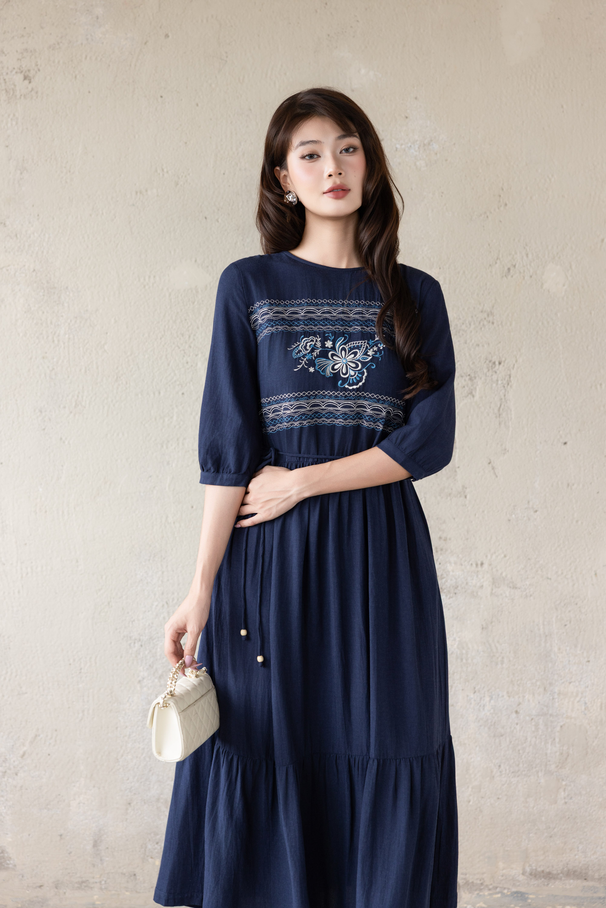 SWANLAKE | Váy Đầm Nữ Maxi Đuôi Cá Xòe Vải Linen Hàn Thêu Hoa Cổ Tròn Tay Lỡ Dây Thắt Eo D13700LW01