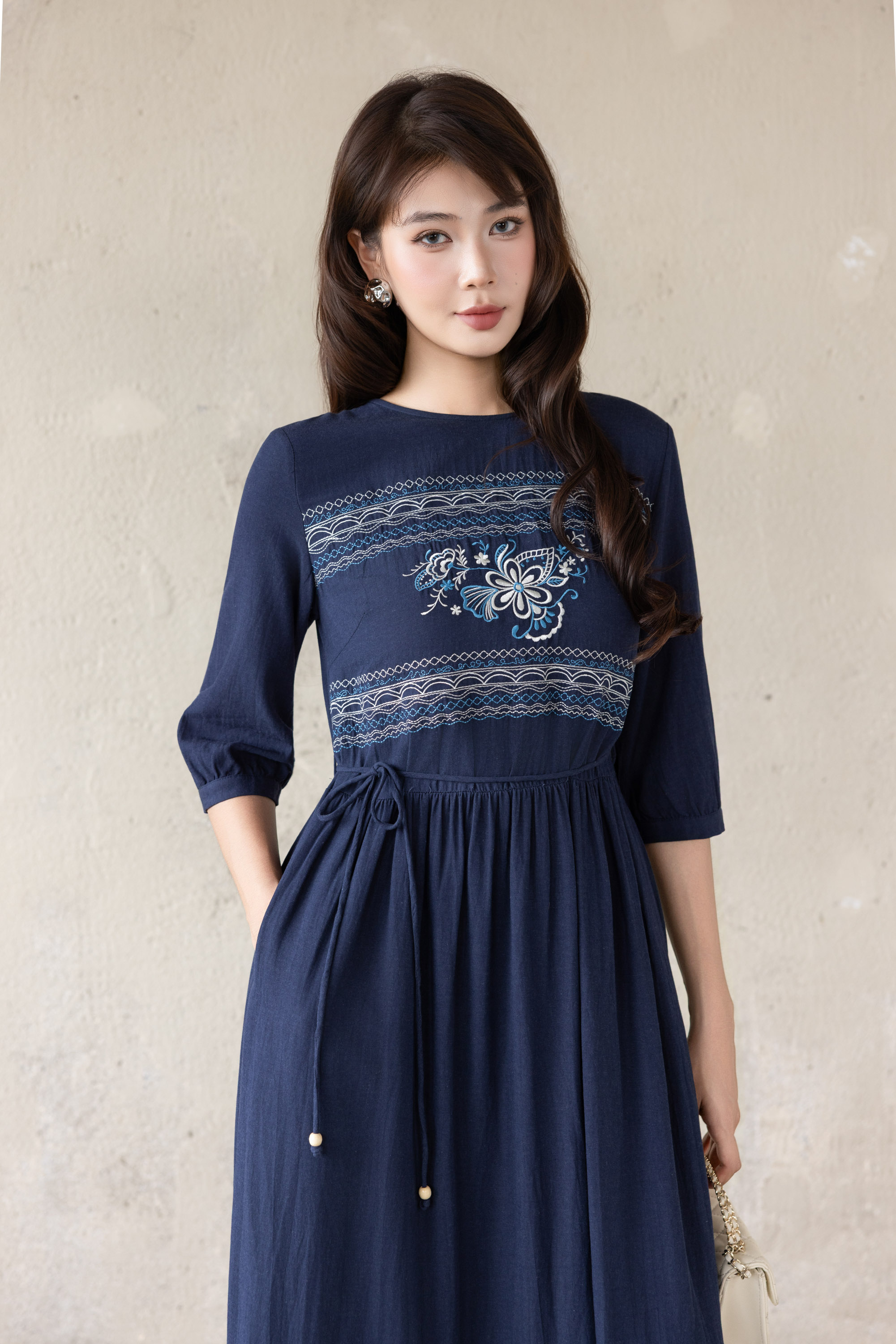 SWANLAKE | Váy Đầm Nữ Maxi Đuôi Cá Xòe Vải Linen Hàn Thêu Hoa Cổ Tròn Tay Lỡ Dây Thắt Eo D13700LW01