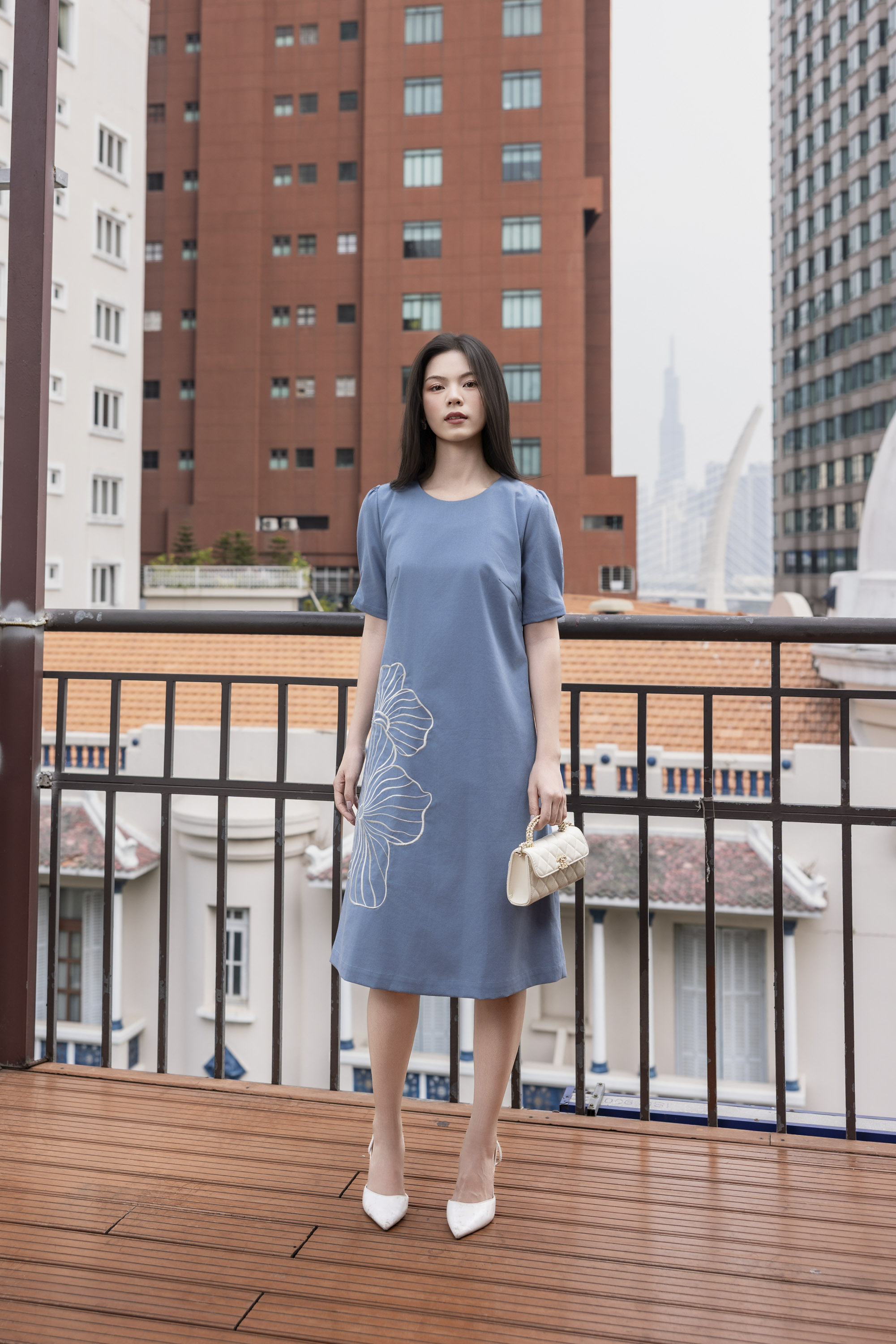 SWANLAKE | Váy Đầm Nữ Midi Suông Tay Ngắn Cổ Tròn Vải Linen Thêu Hoa Cao Cấp Công Sở D13363LW01